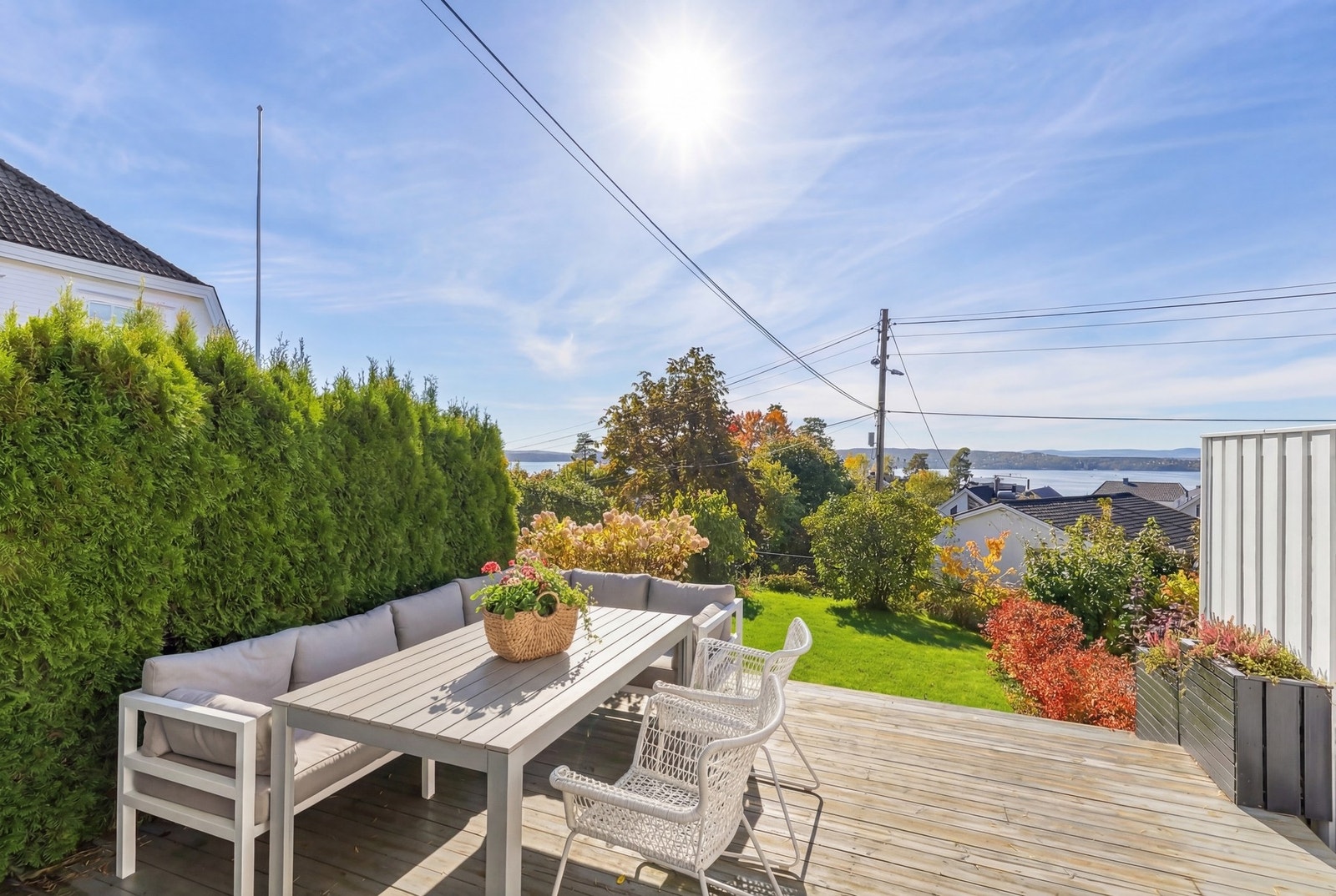 Fra stuen i 1.etasje er det utgang til solrik sydvestvendt terrasse og hage Galleribilde