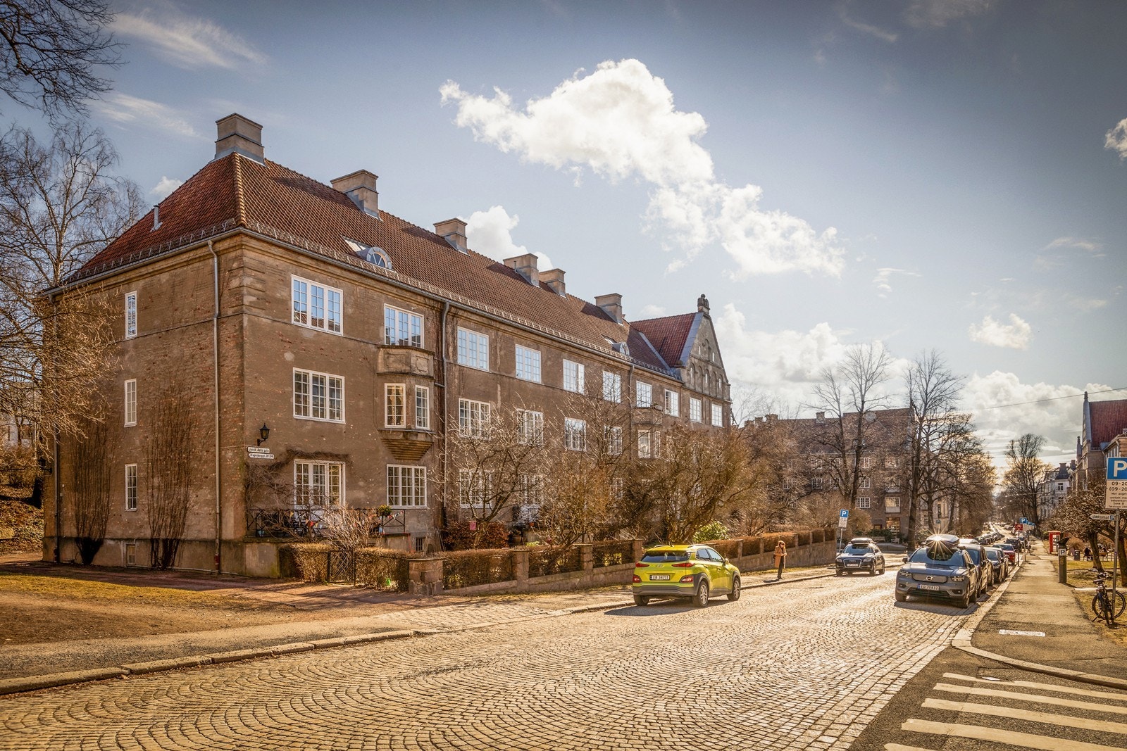 Fasade. Sameiet disponerer parkeringsplasser som leies ut etter ansiennitet. Det er i tillegg velfungerende beboerparkering rett utenfor bygården Galleribilde