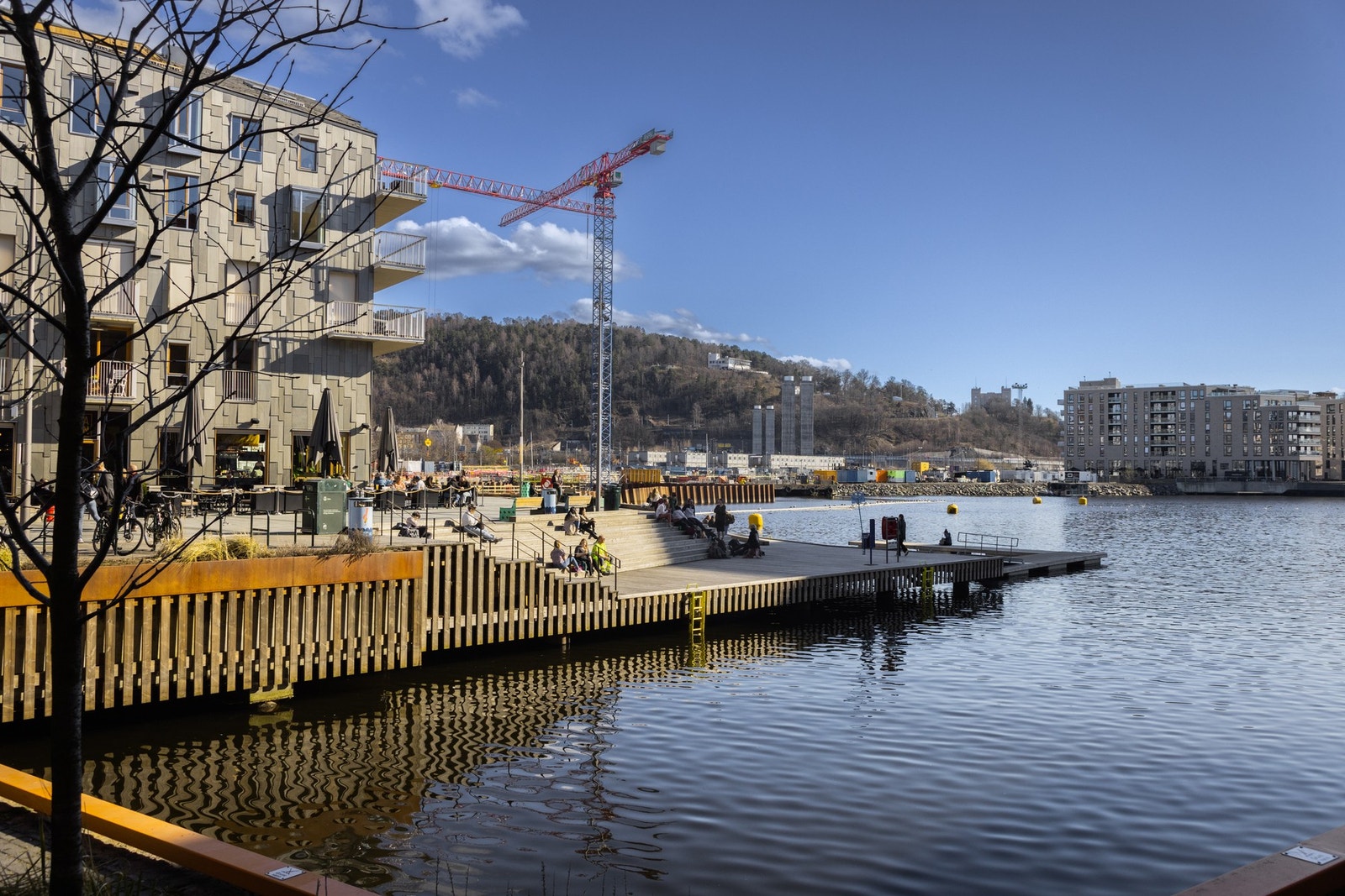 Bjørvika og Sørenga ligger kun halvannen km unna, og har byens største tilbud av restauranter og uteserveringer. Galleribilde