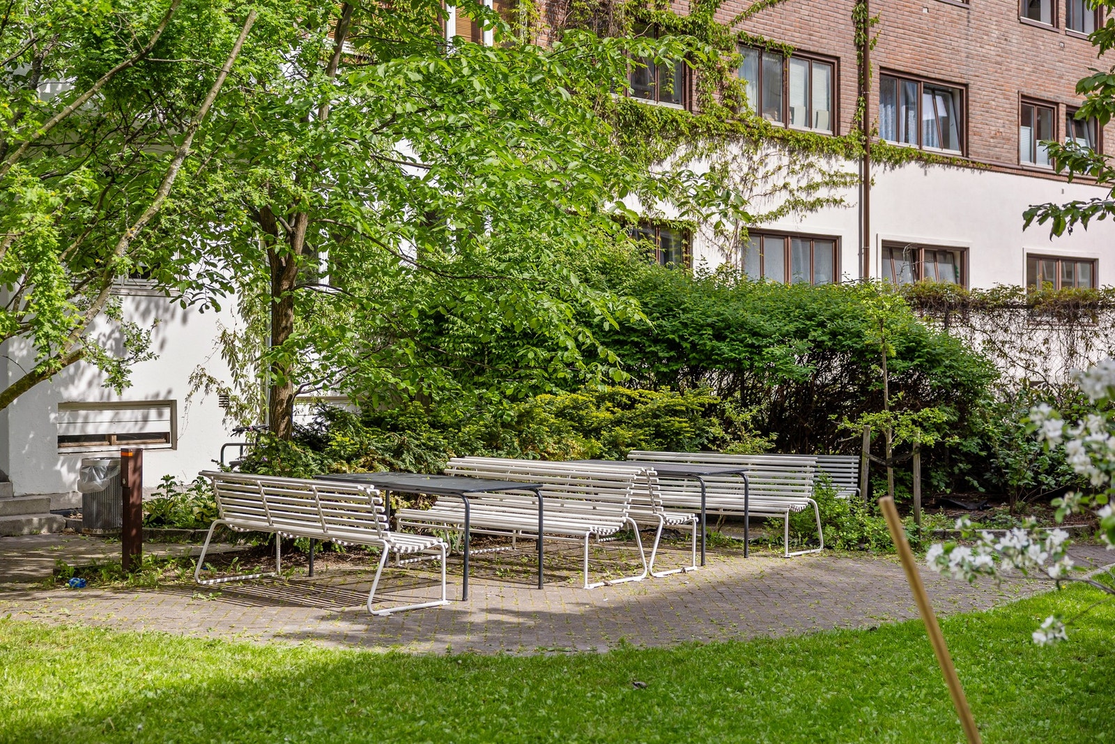 Frodig og fint, og sittegrupper i gårdsrommet på sommertid. Galleribilde