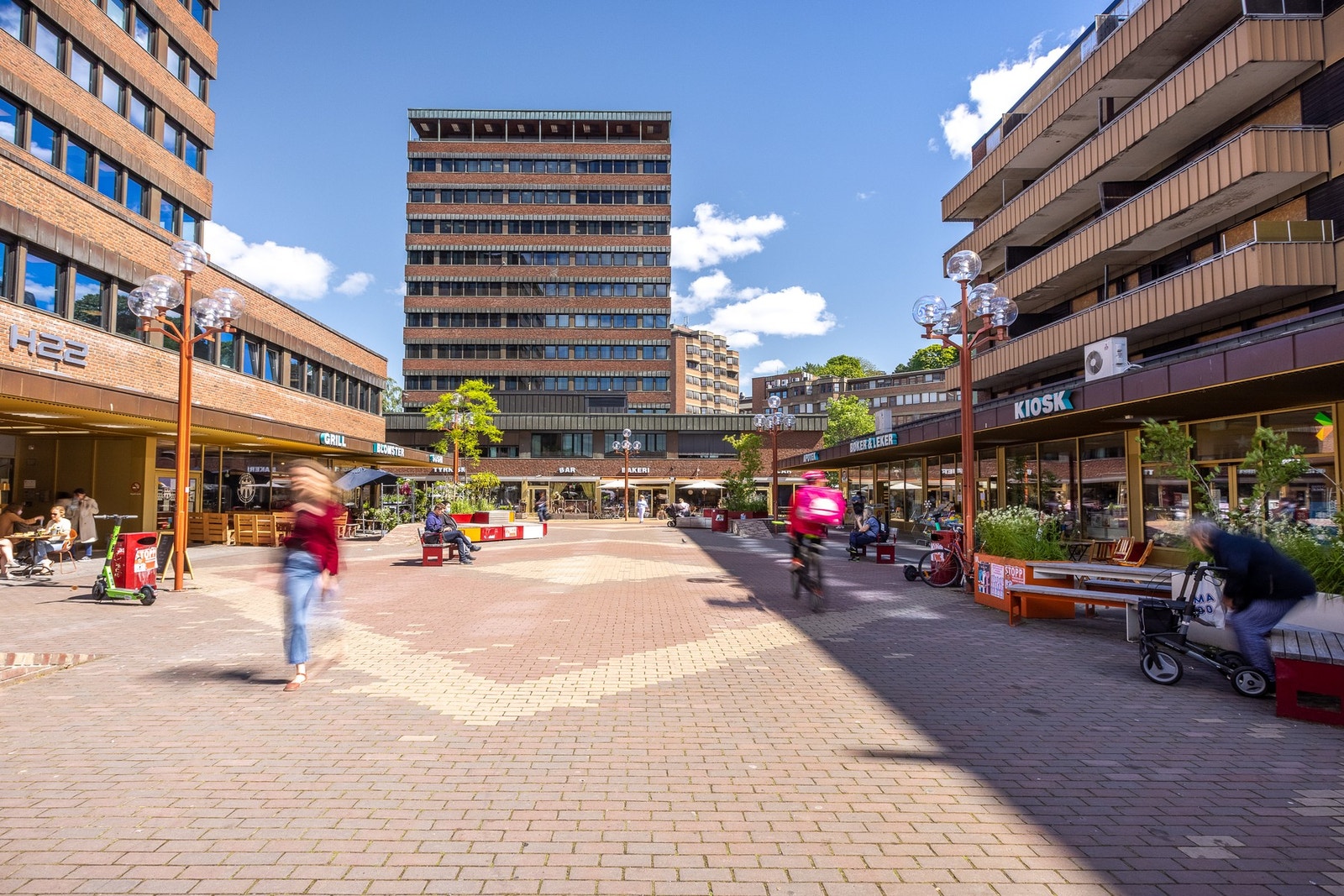 Tøyen Torg ligger kun 2 minutters gange unna. Her finner du både caféer og restauranter, samt T-bane som huser alle linjer. Galleribilde