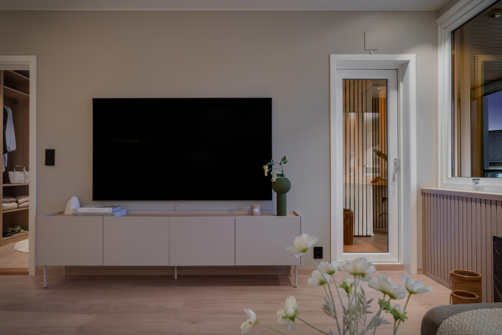 - Dette er et allsidig oppholdsrom som fungerer like godt til rolige kvelder i sofaen som til sosiale sammenkomster - Galleribilde