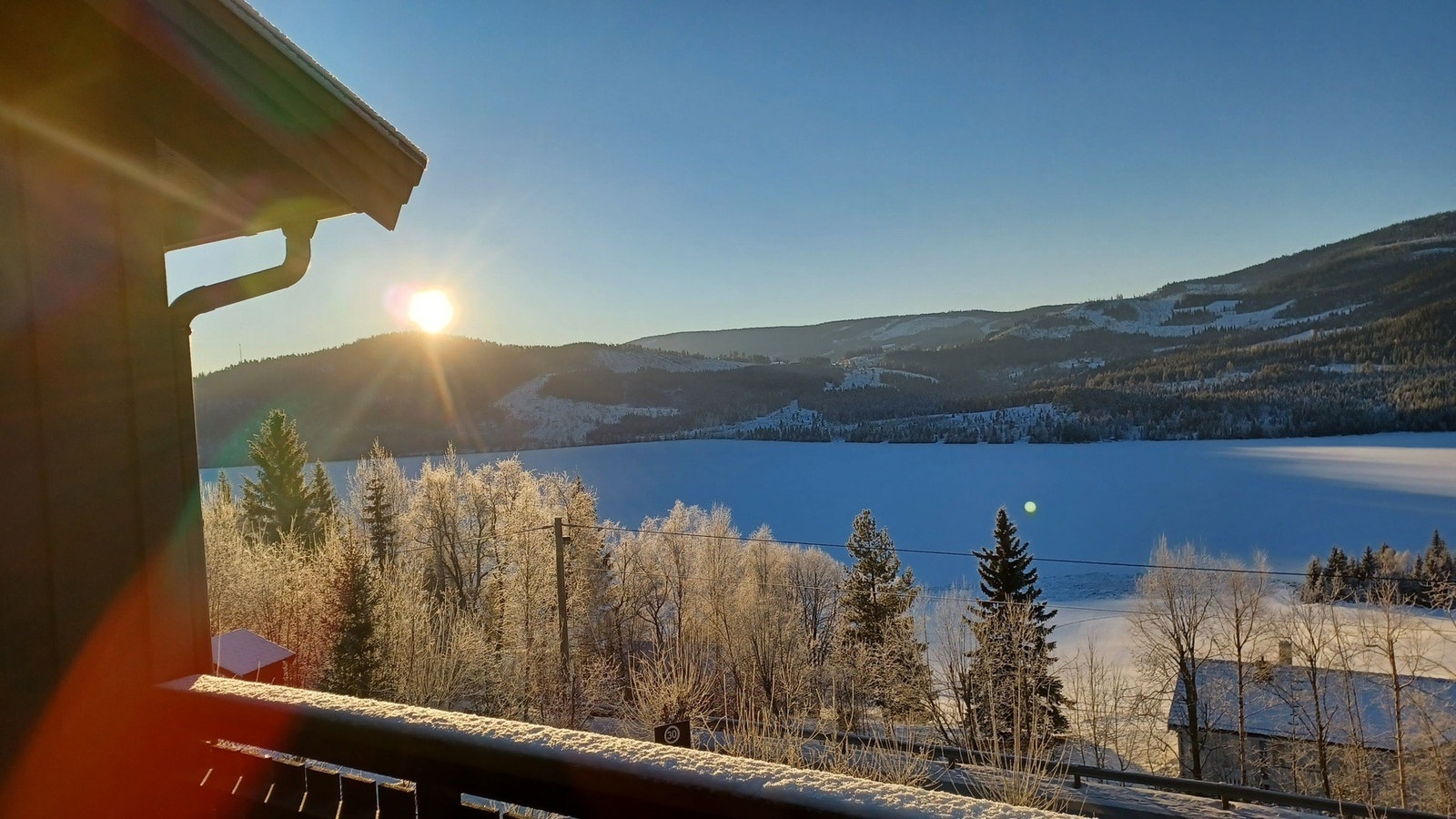 Selgers eget vinterbilde fra terrassen utover Heggefjorden. Galleribilde