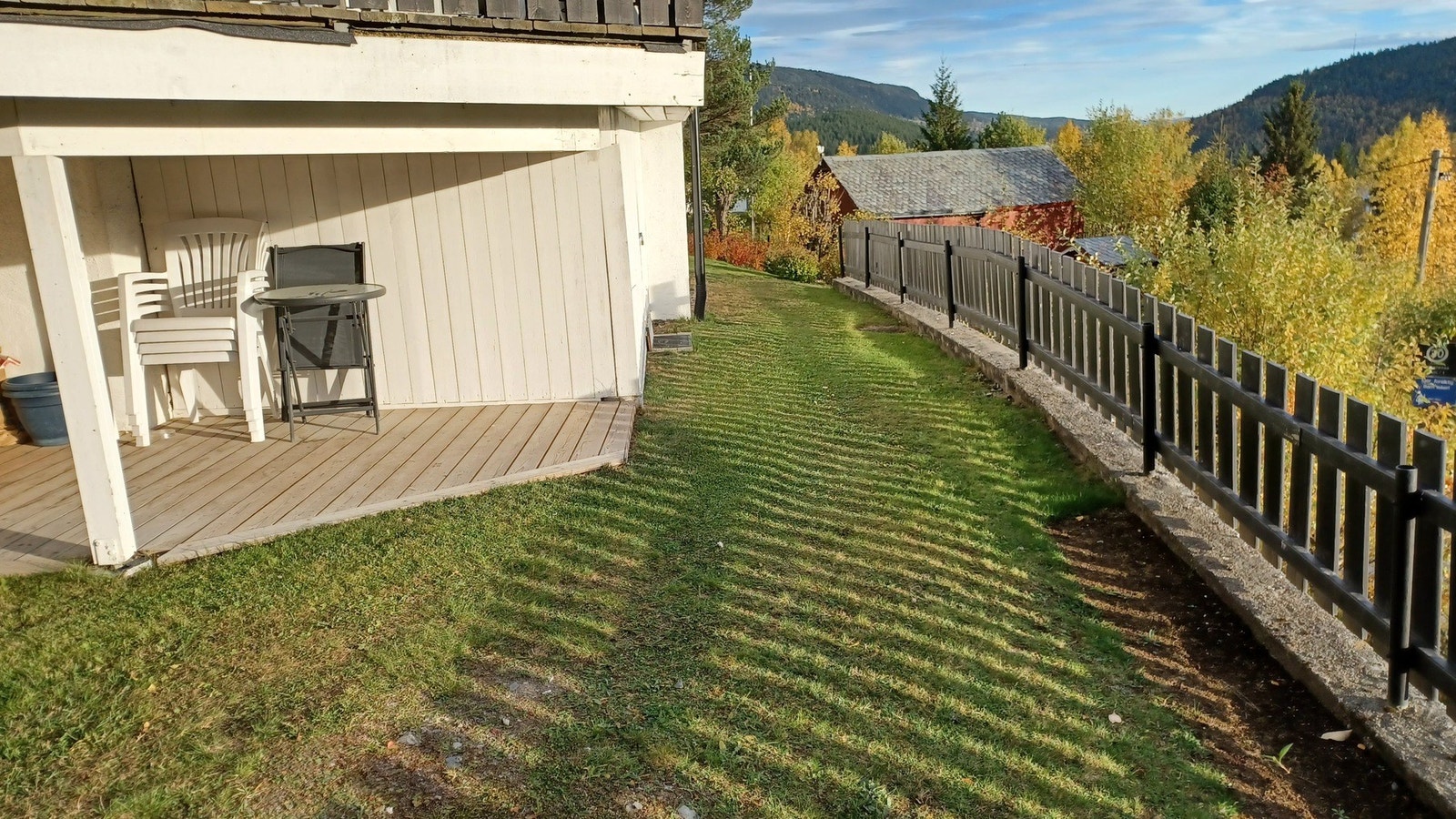 Tomten er på ca. 642 m2 med plen på nedsiden av hytta. Galleribilde