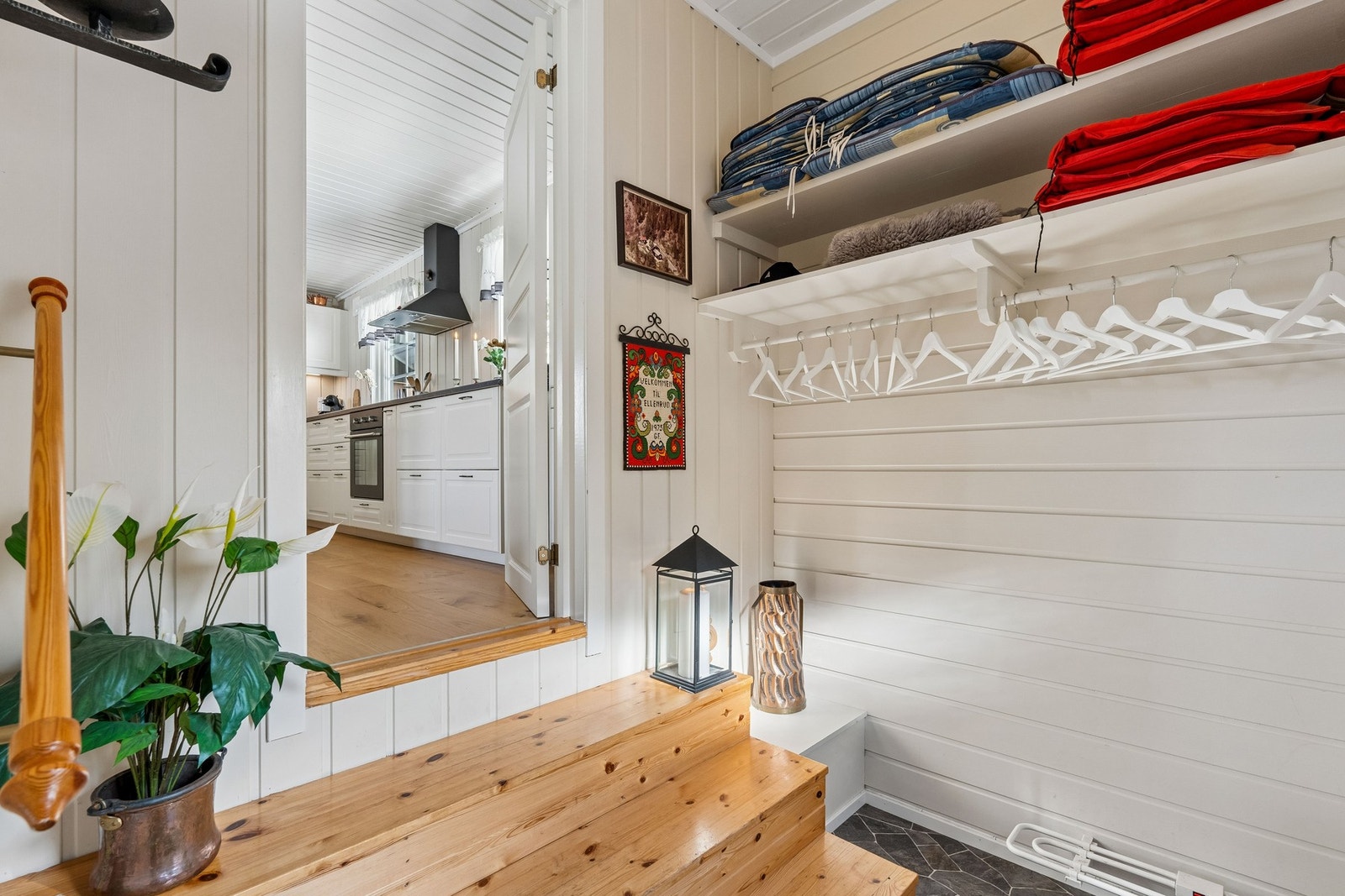 Romslig og lys entré, med praktisk garderobeløsning med hyller. Her er det mulighet til å henge fra seg yttertøy og sette fra seg sko. Galleribilde
