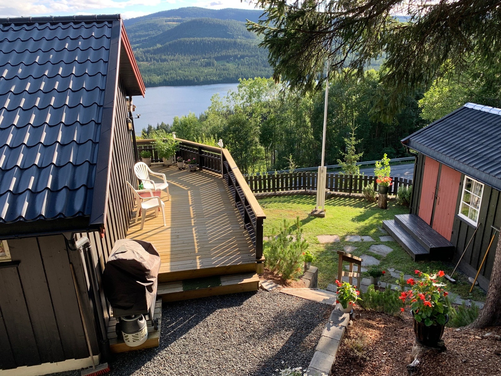 Eiendommen på sommerstid. Galleribilde