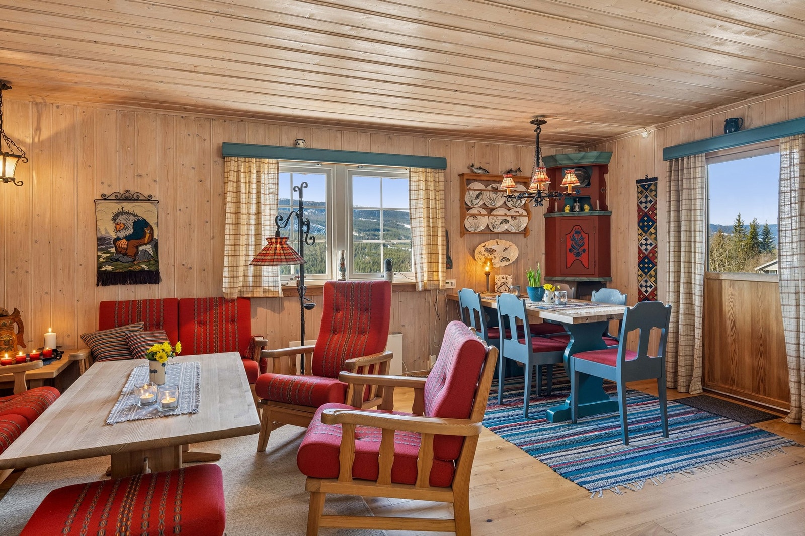 Vindusflatene slipper inn bra med lys. Her er det plass til møblering av salong og spisebord til hele familien. Fra stuen er det utgang til terrassen. Galleribilde