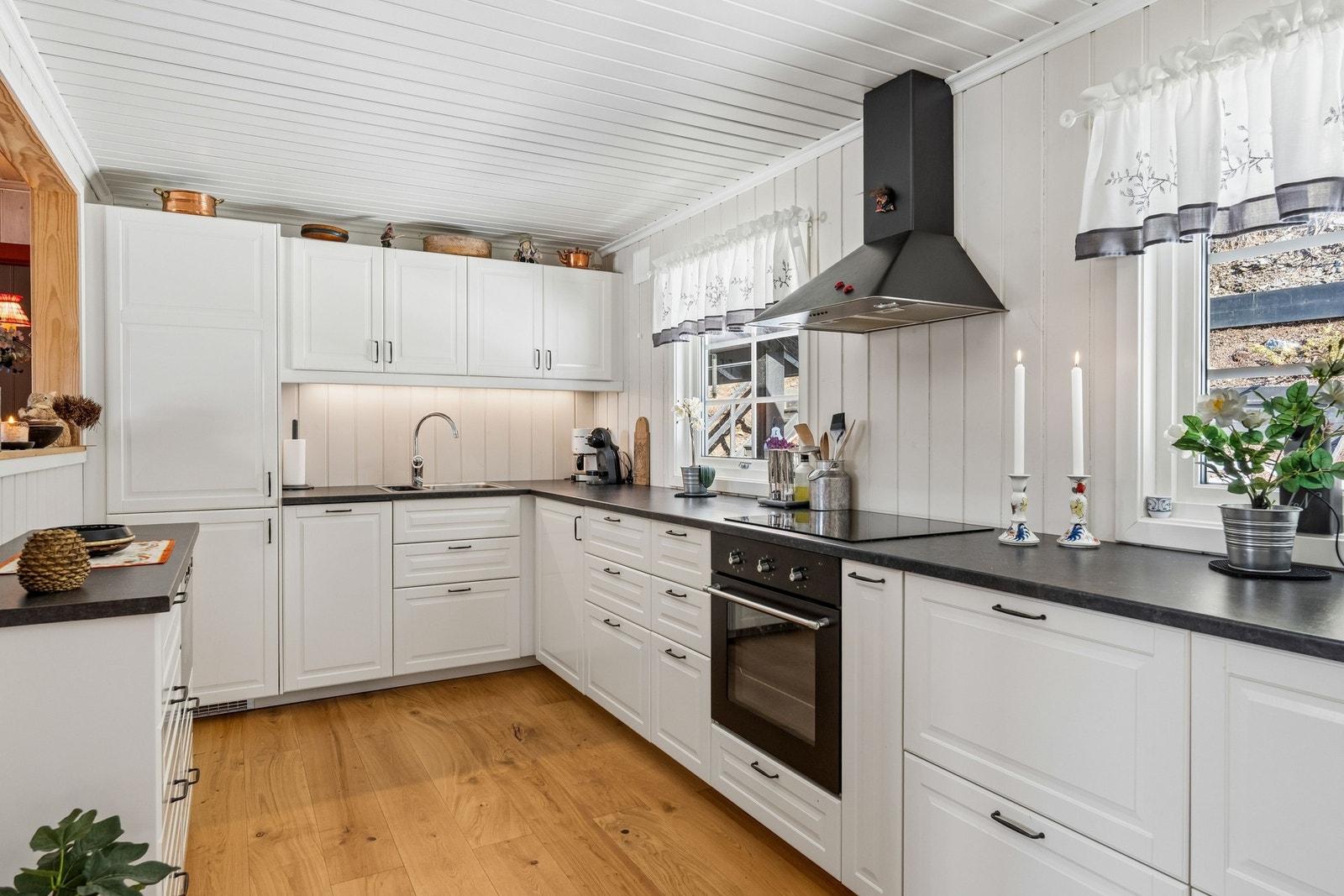 Flott og velholdt IKEA-kjøkken fra 2015 med innredningen i folierte plater malt i en lys hvitfarge. Integrete hvitevarer. Galleribilde