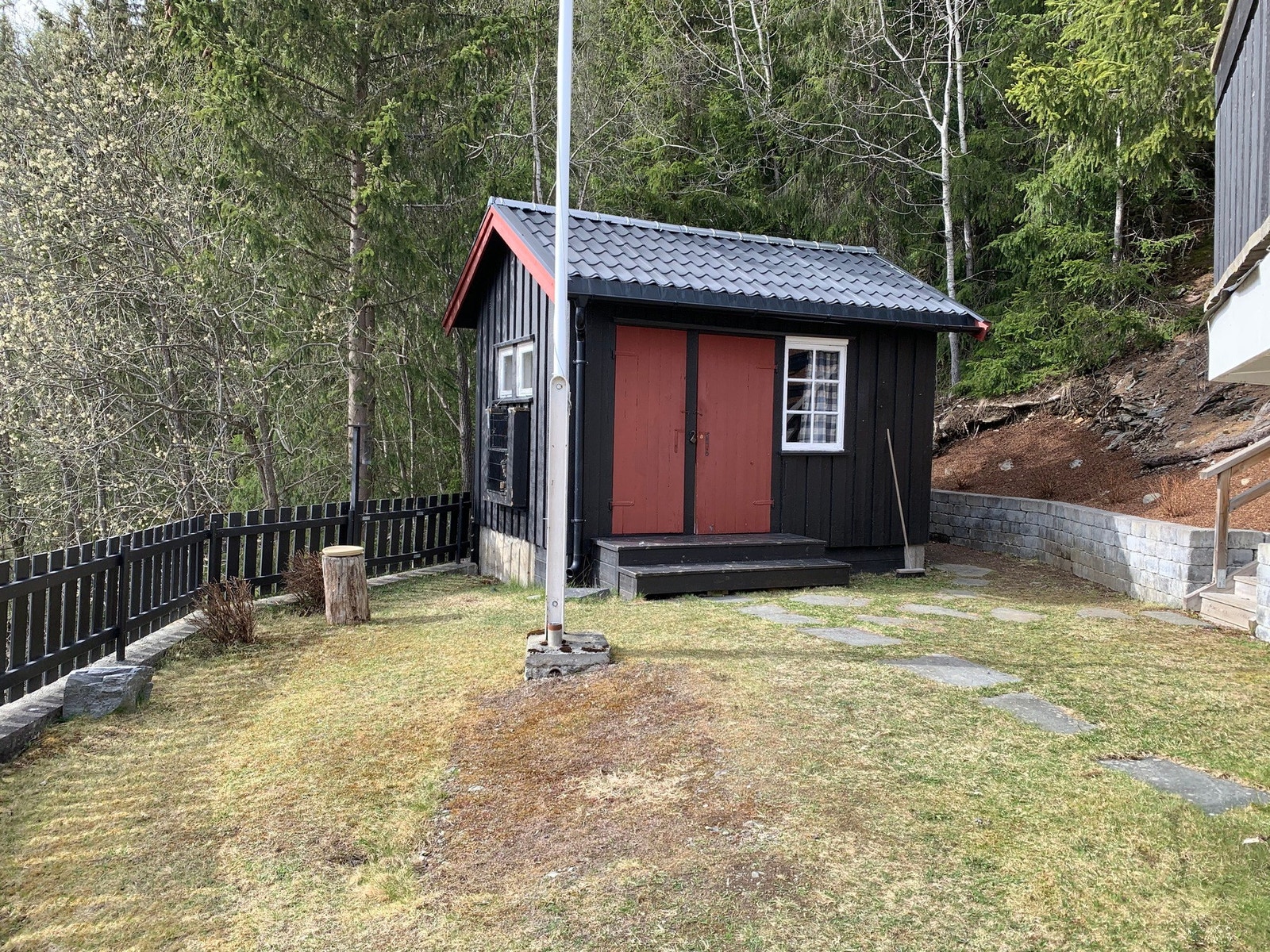 Uthus med utedo og bodrom. Galleribilde