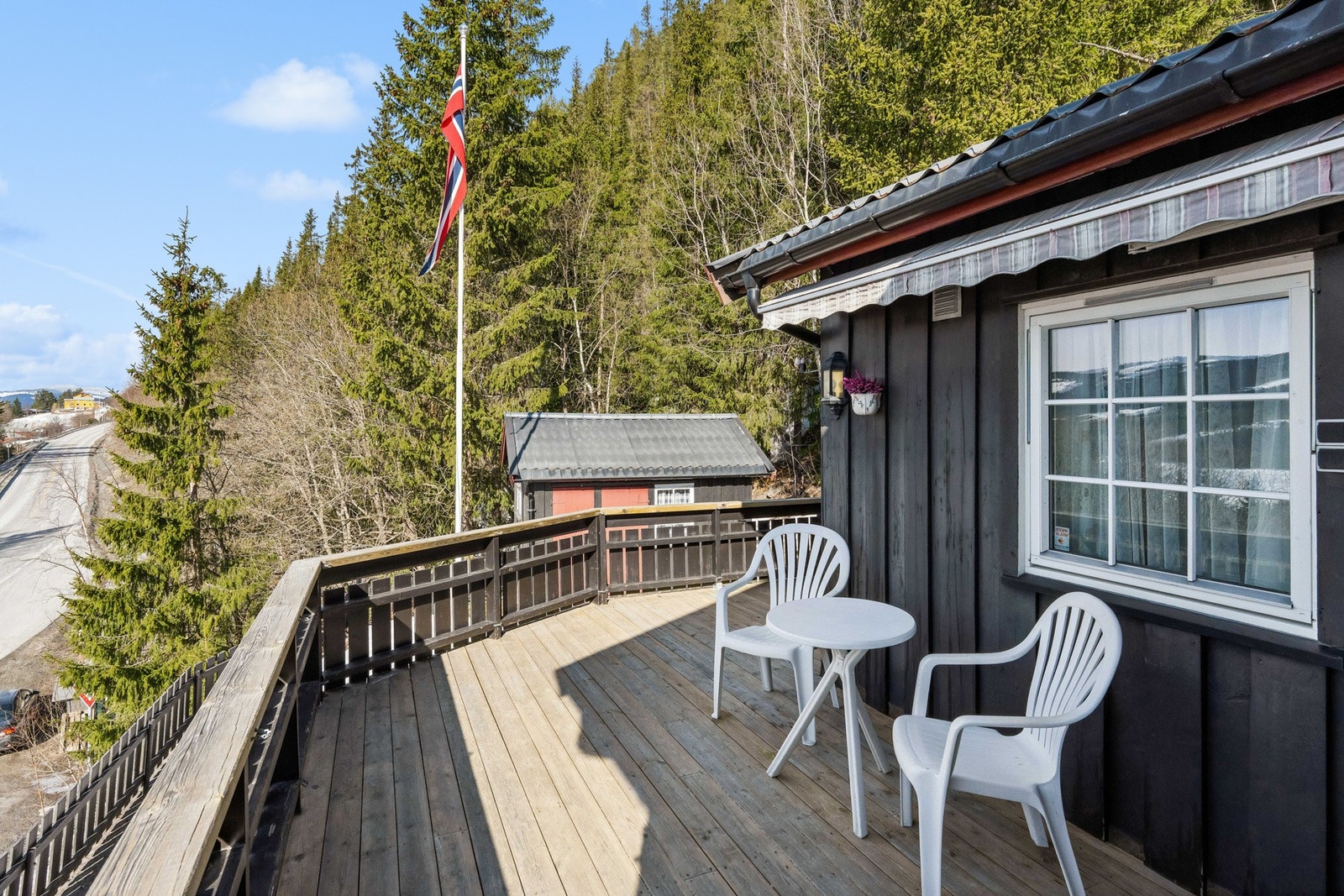 Romslig terrasse på 24 m2, med gode møbleringsmuligheter. Her kan man nyte solveggen! Galleribilde