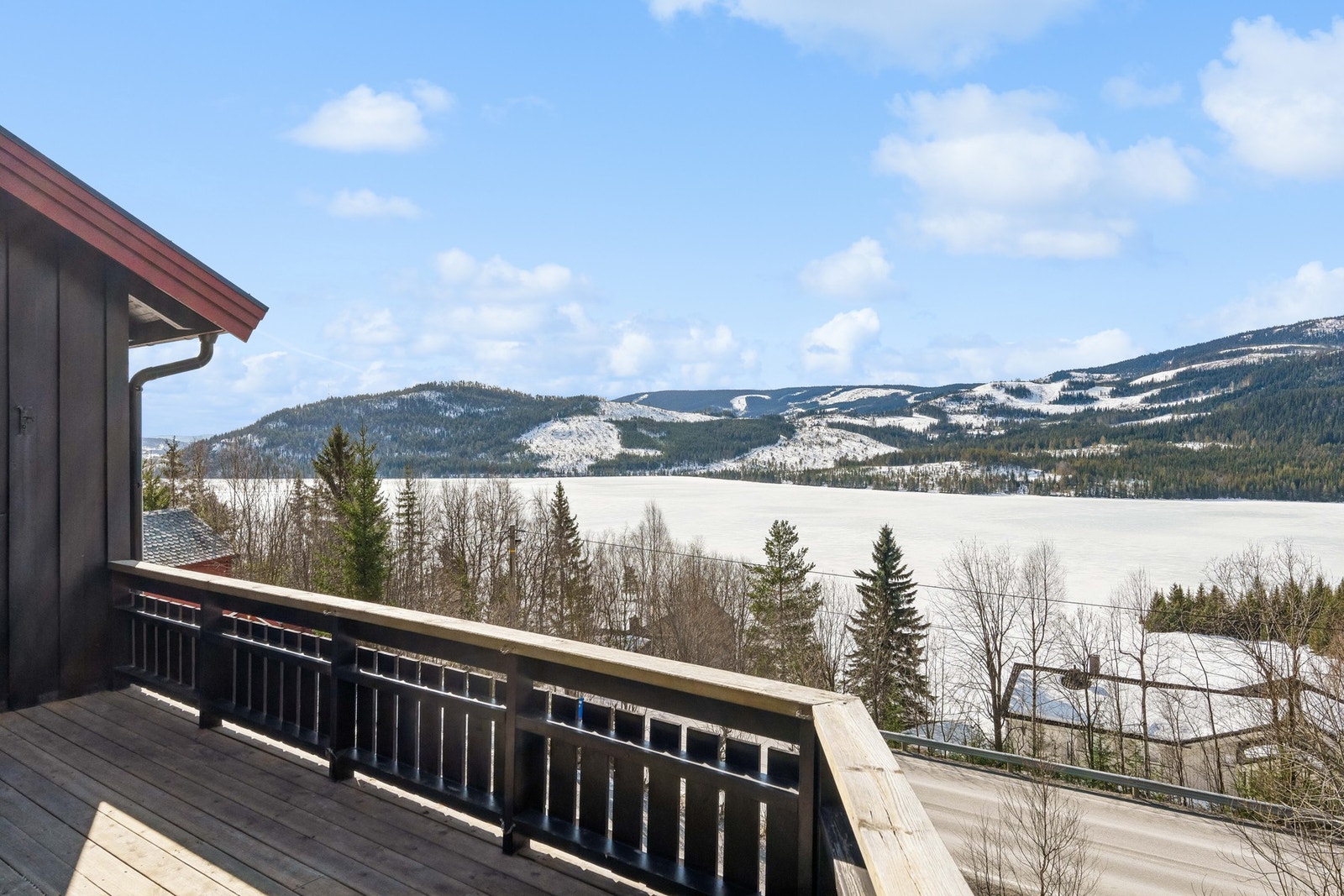 Åpen og fri beliggenhet med gode solforhold, og flott utsikt over Heggefjorden! Galleribilde