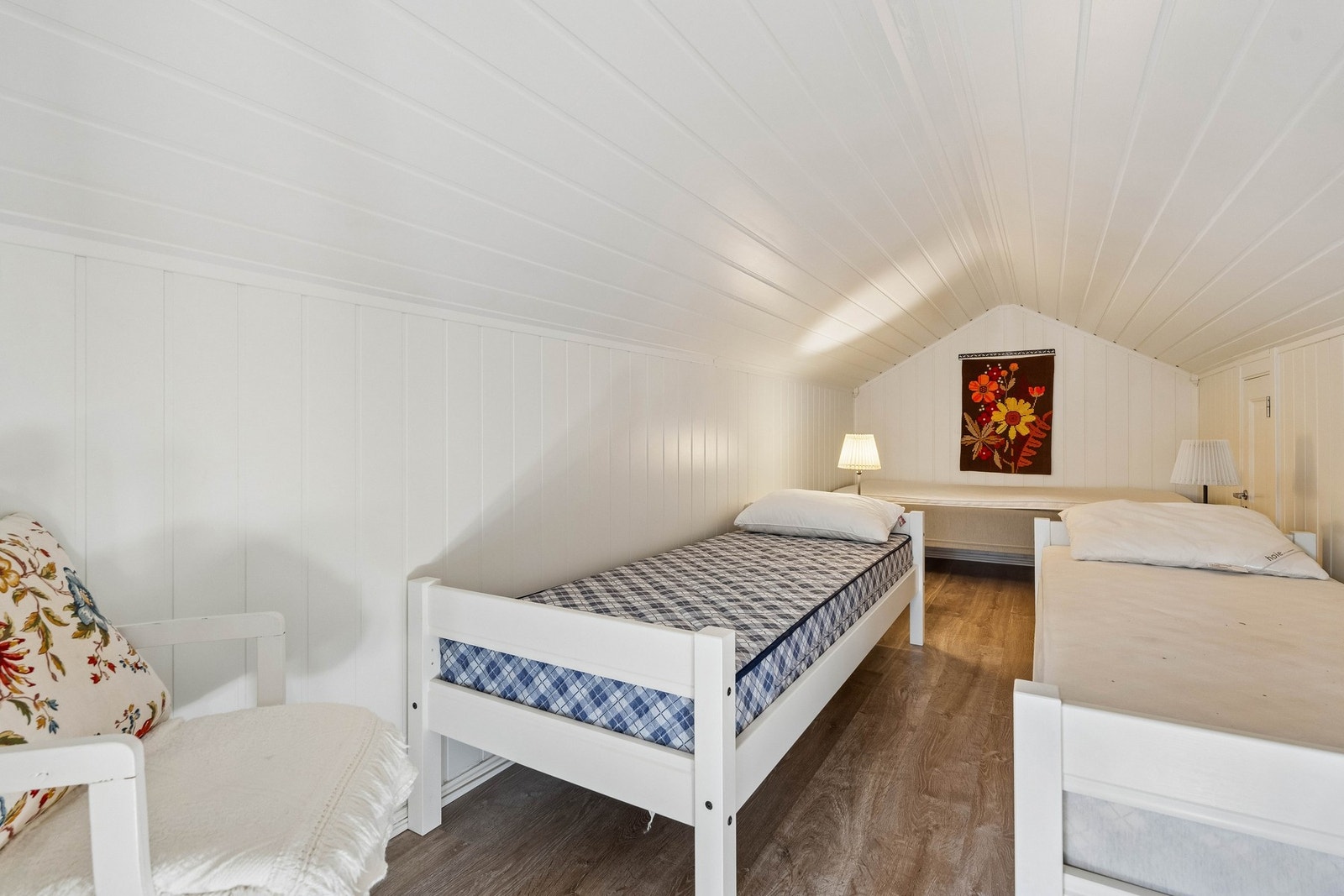 Ett hemsrom er innredet med to enkeltsenger. Hemsen bør ikke benyttes til annet enn oppbevaring da etasjen ikke tilfredsstiller krav til rom for varig opphold eller rømning da vindustørrelse er under krav. Galleribilde