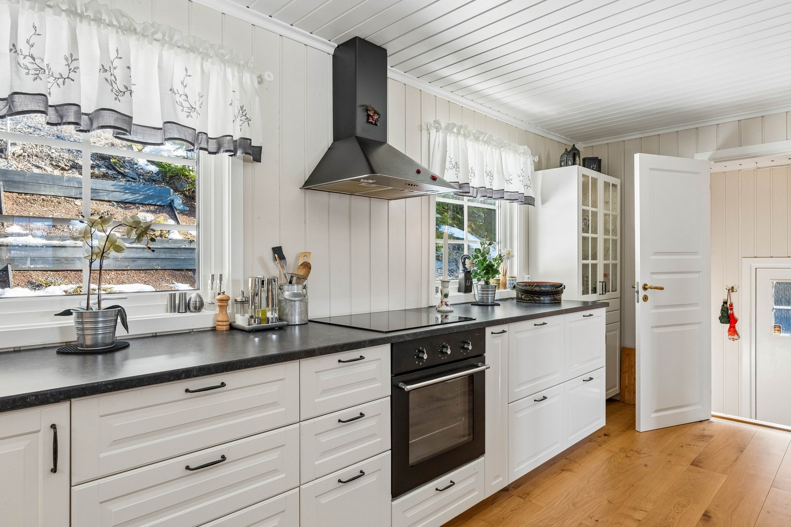 Her er det bra med oppbevaringsplass i over- og underskap, og mye benkeplass til den som liker å lage mat. Galleribilde