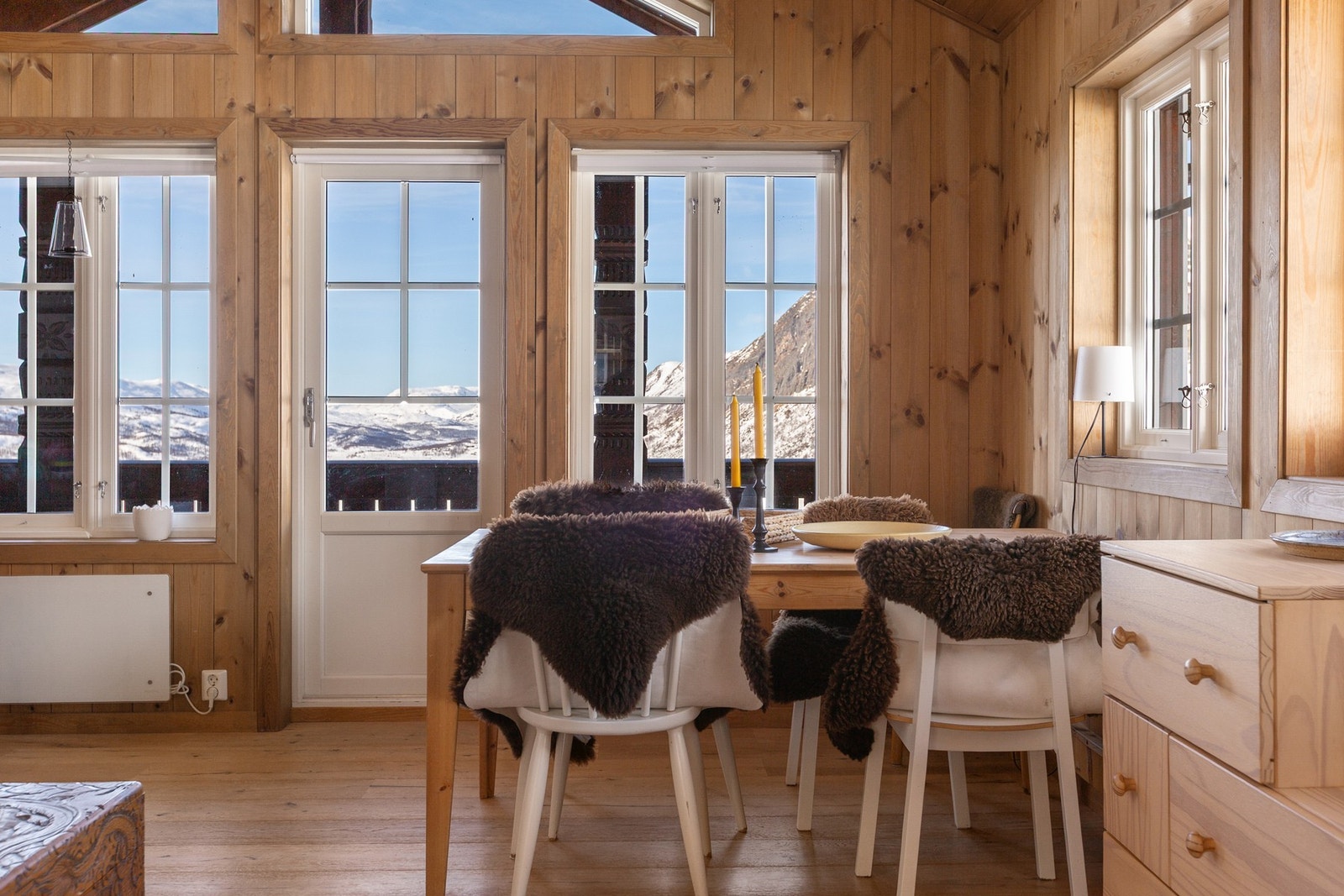 Store vindusflater som fyller rommet med naturliglys Galleribilde