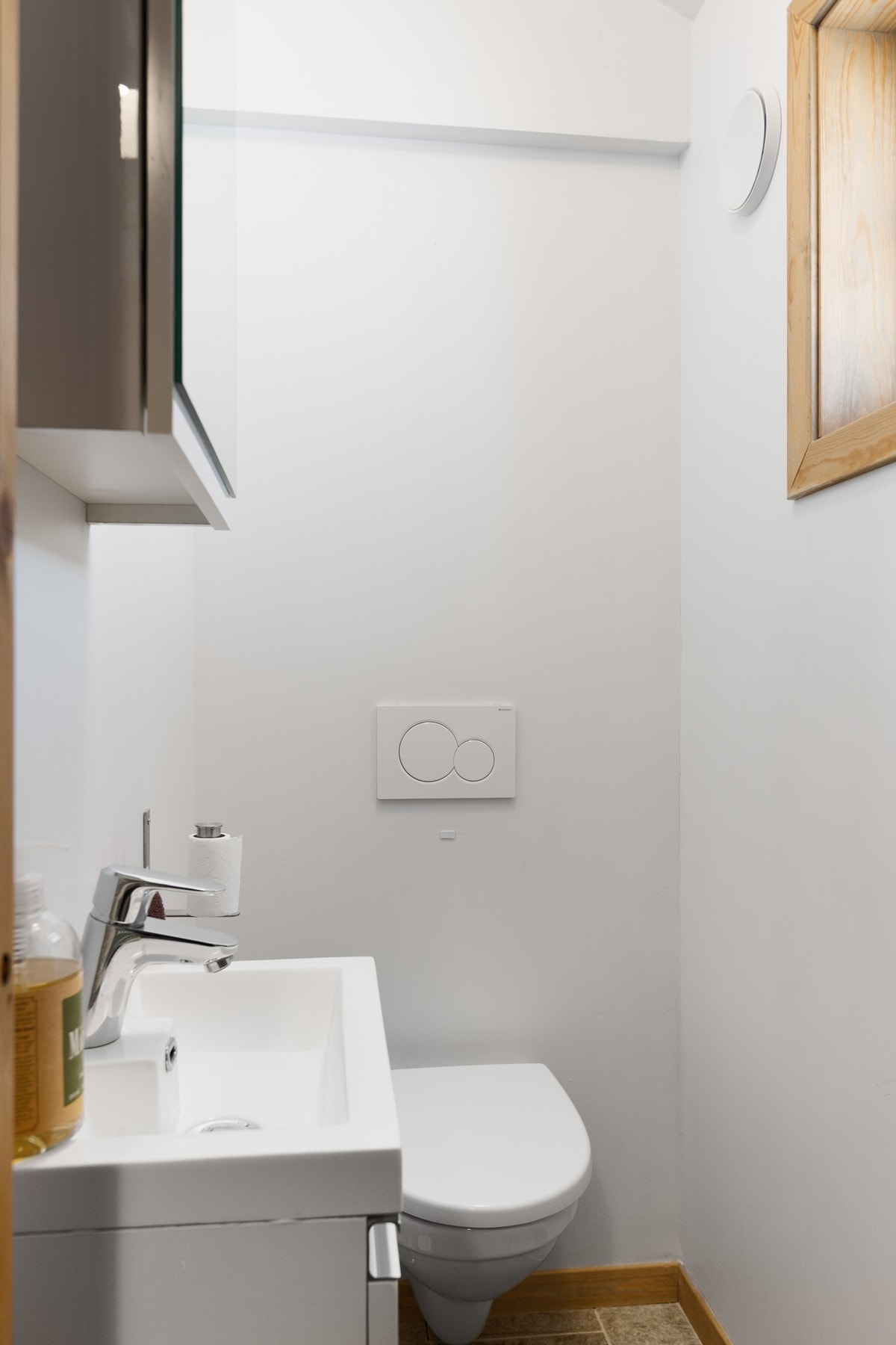 Toalettrom med wc og servant på vegg. Galleribilde