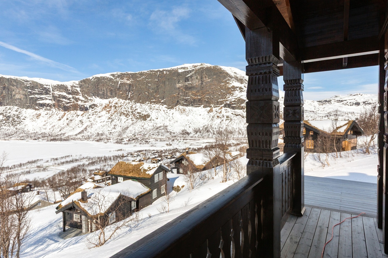 Eiendommen ligger i fjellterreng med gode solforhold og utsikt til fjellområdene i nærheten. Galleribilde