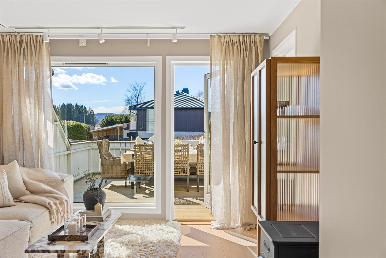 Fra stuen er det direkte utgang til en fantastisk, sydvestvendt terrasse på hele 29 m² - en perfekt forlengelse av stuen. Galleribilde