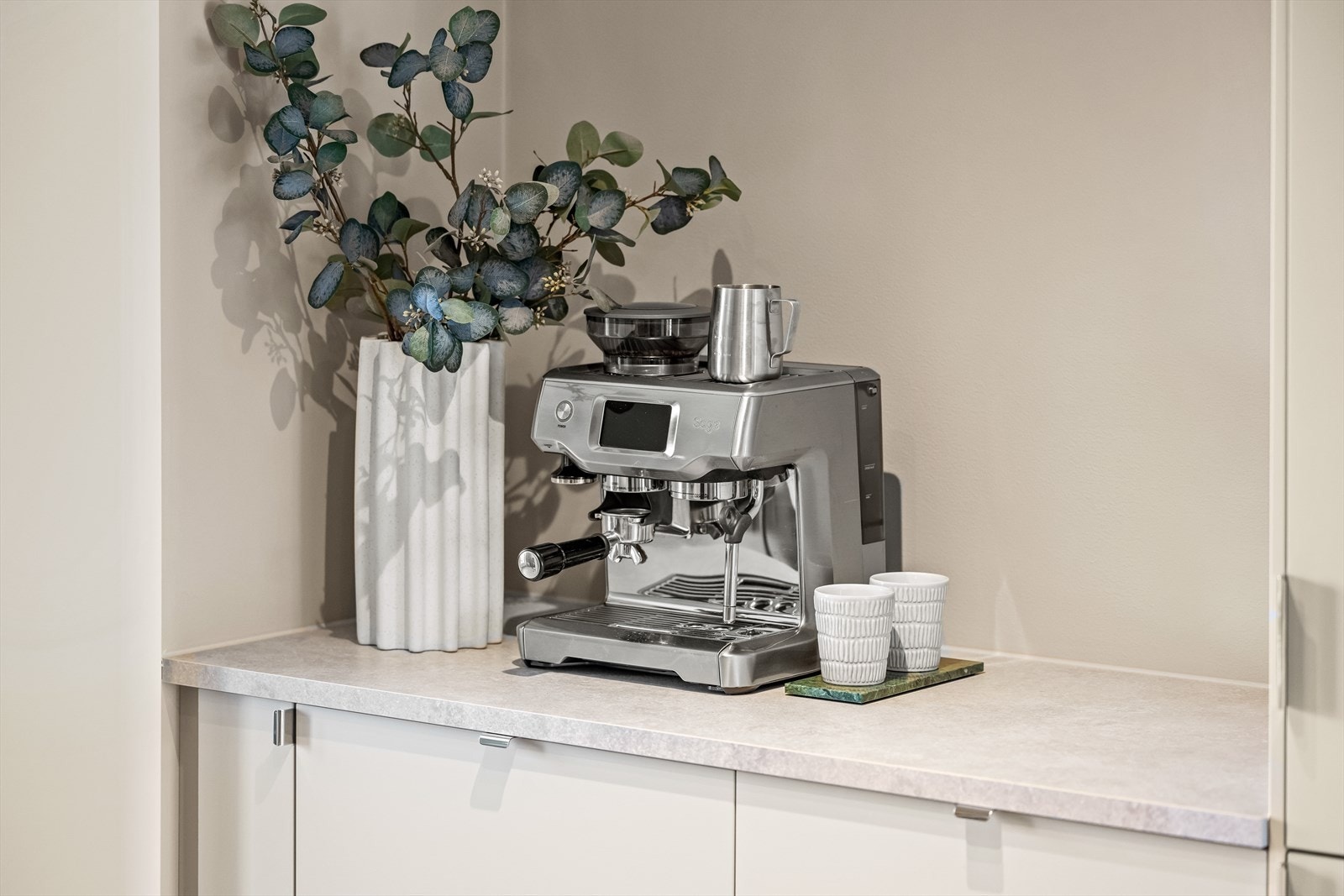 Innredningen er smart utformet med en dedikert plass som egner seg ypperlig til et moderne kaffehjørne eller en liten kjøkkenstasjon. Galleribilde