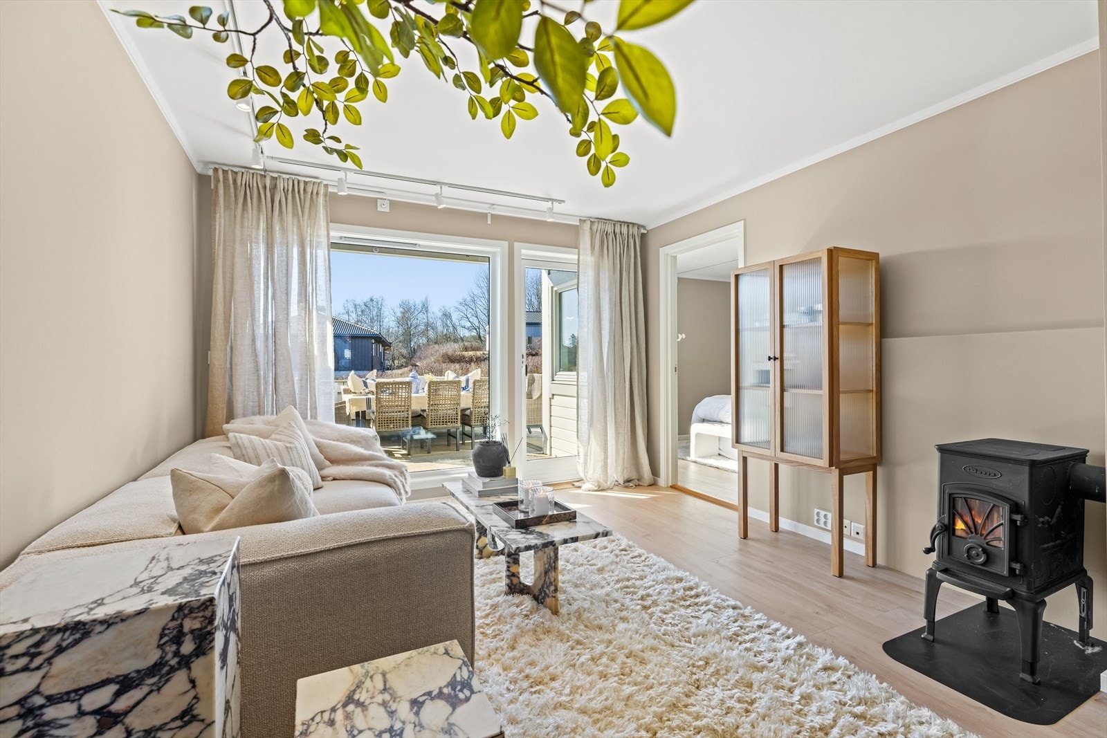 Den hyggelige vedovnen er beholdt for lun varme, mens nye overflater gir et moderne preg. Galleribilde