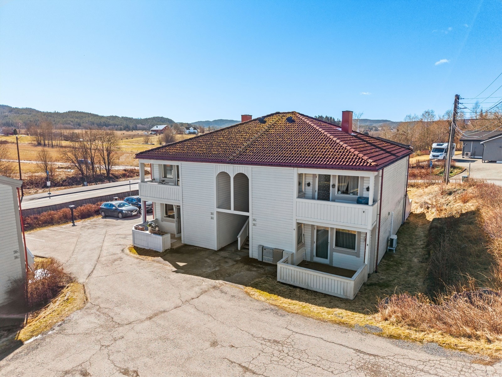 Leiligheten disponerer en parkeringsplass på sameiets fellesareal. For øvrig har sameiet gjesteplasser til bruk for gjester. Galleribilde