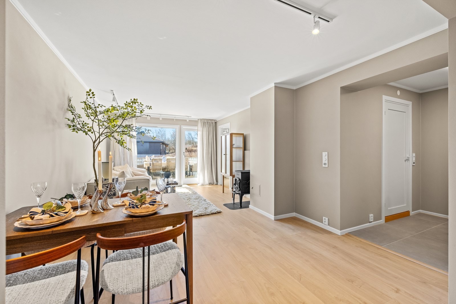 Leiligheten er gjennomgående med to herlige uteplasser: en sydvestvendt terrasse på hele 29 m² og en nordøstvendt terrasse på 8 m². Galleribilde