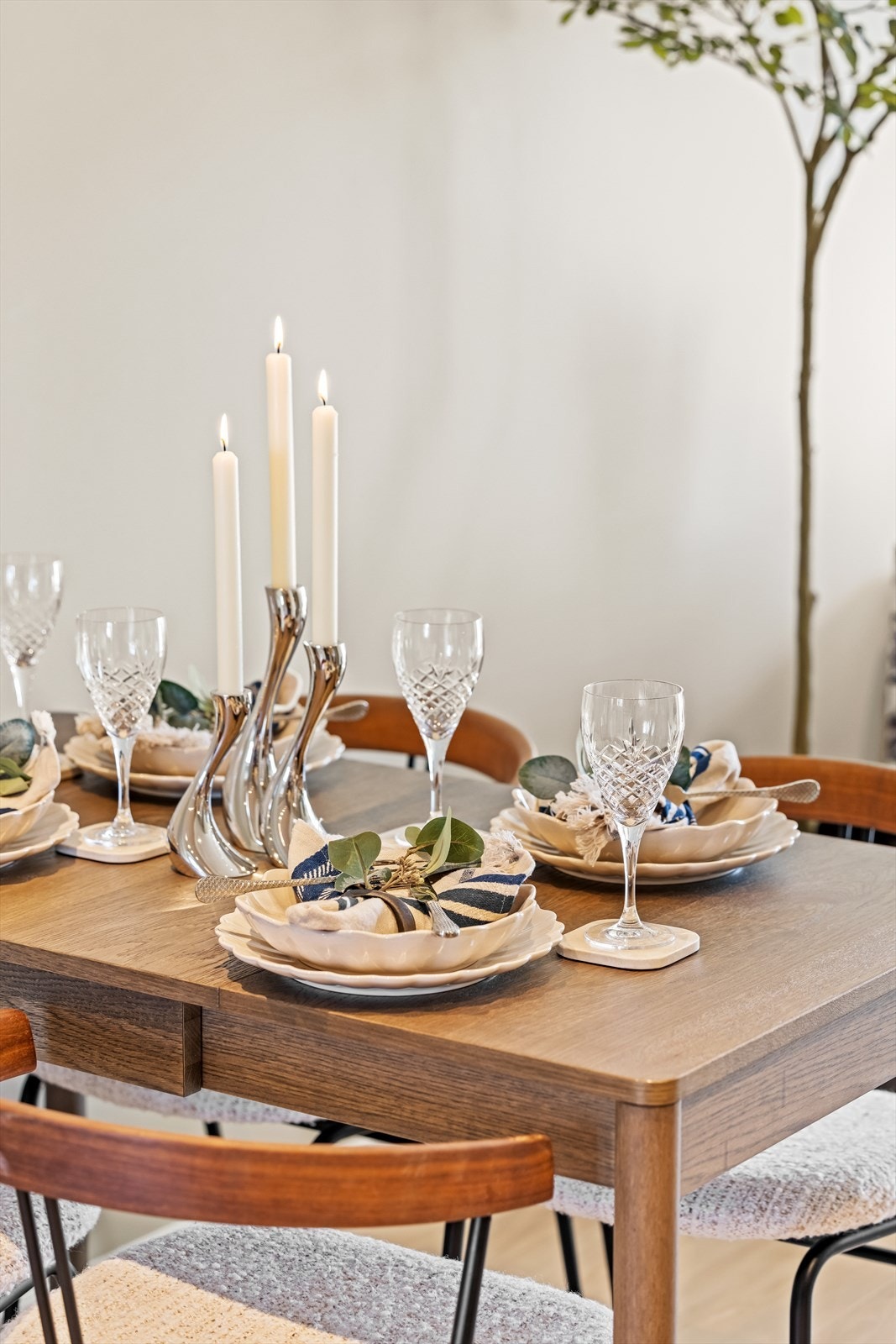 Stuen har god plass til et stort spisebord, perfekt for hyggelige middager og sosiale sammenkomster med venner og familie. Galleribilde