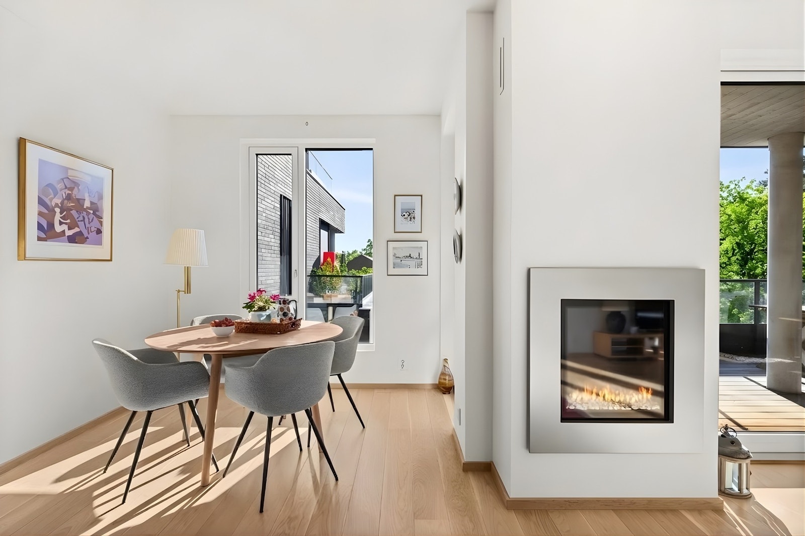 I tilknytning til stue og kjøkkenet som ligger i en sosial åpen løsning er det god plass til langbord eller annen ønsket spisegruppe. Bildet er redigert med KI og avvik kan forekomme. Bildet er kun ment som illustrasjon. Galleribilde