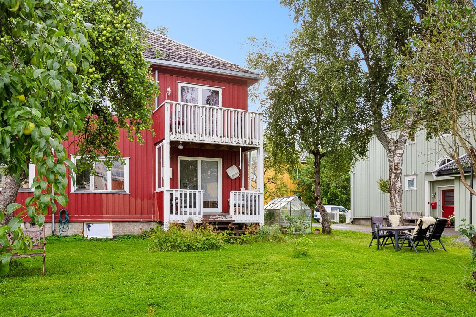 I hagen er det plantet både epletrær, bringebærbusker, moreller, rips- og solbærbusker. I tillegg har du bruksrett til drivhuset som eier av denne leiligheten. Galleribilde