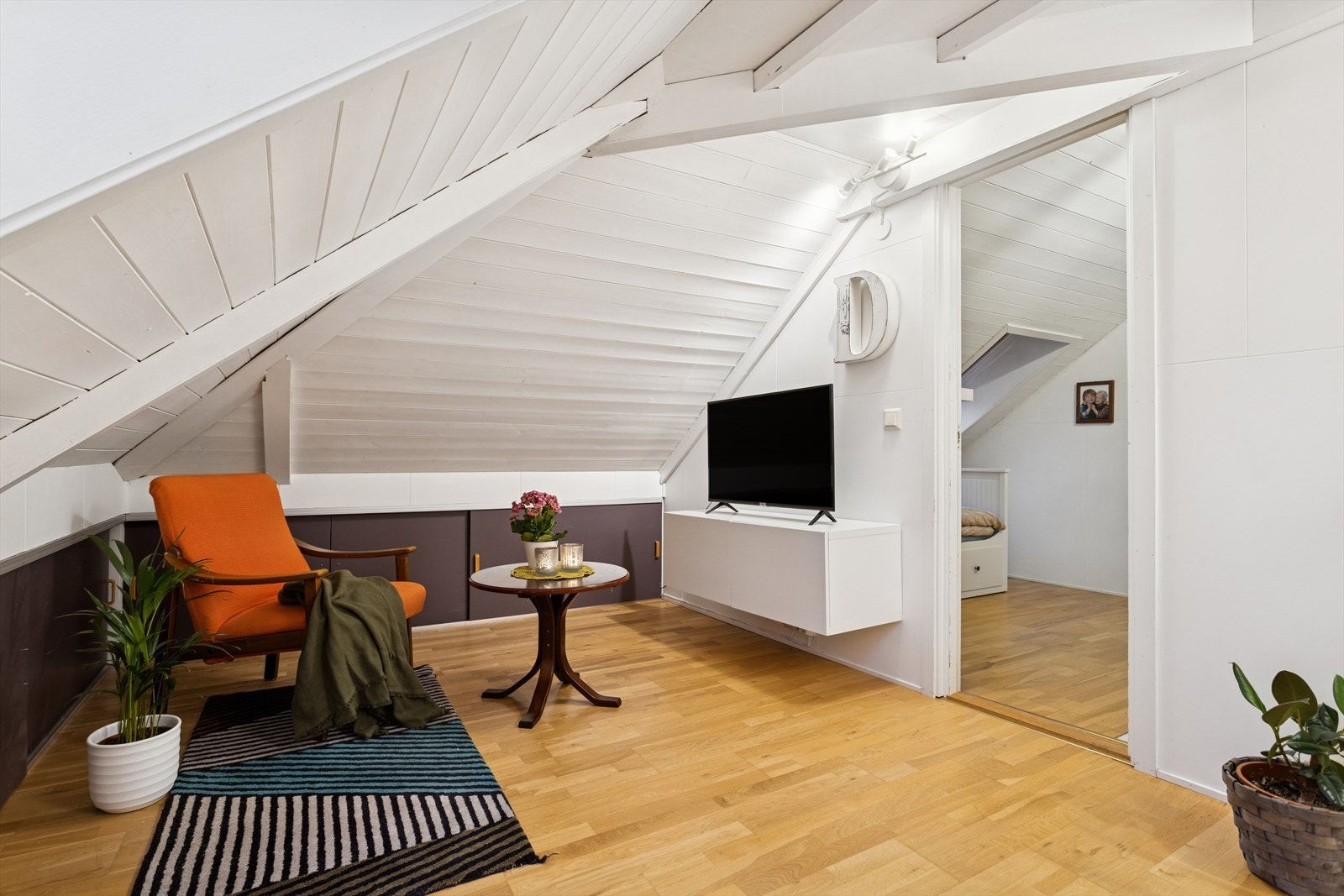 Koselig loftstue med målbart areal på 9.2 kvm. Godt med lagringsplass i krypkott. Direkte tilgang fra loftstuen til et tilstøtende soverom gir en praktisk planløsning. Galleribilde