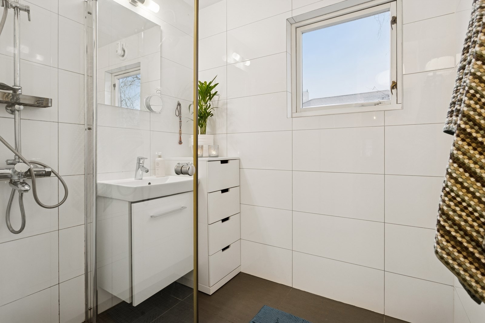 Leilighetens baderom er i likhet med kjøkkenet fra 2013. Mekanisk avtrekk sikrer god ventilasjon i baderommet. Galleribilde