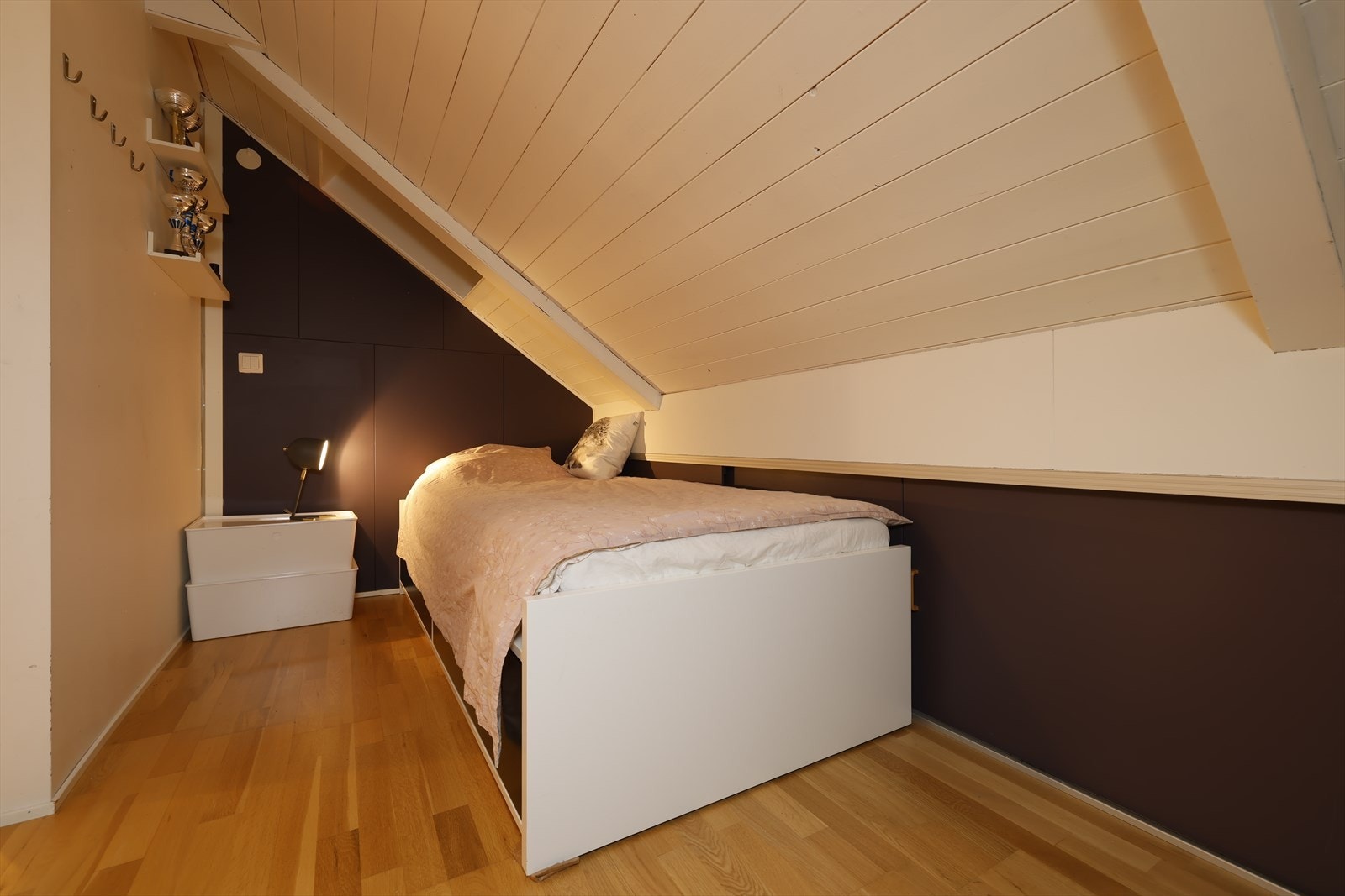 Nåværende selger har laget en sovealkove på loftstuen. Dette innhuket er opprinnelig en del av bod, og er ikke søkt om for varig opphold. Galleribilde