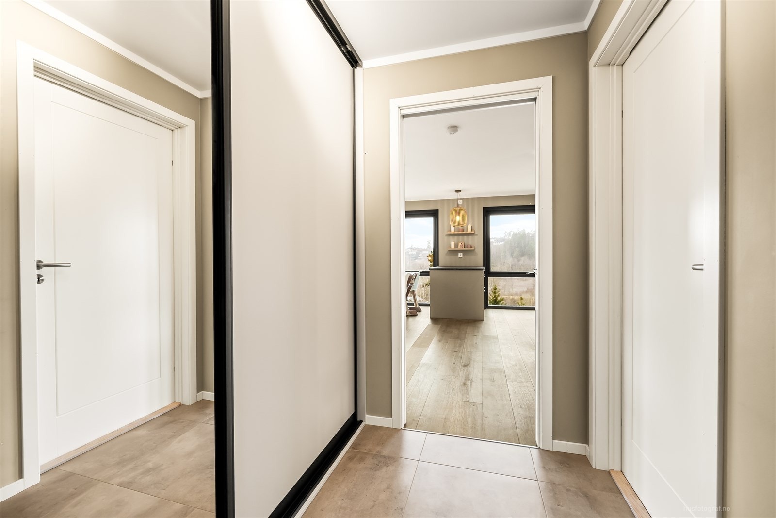 Det er gode muligheter for oppbevaring av yttertøy og til å sette ifra seg sko i skyvedørsgarderobe, noe som gjør det enkelt å holde orden i inngangspartiet. Galleribilde