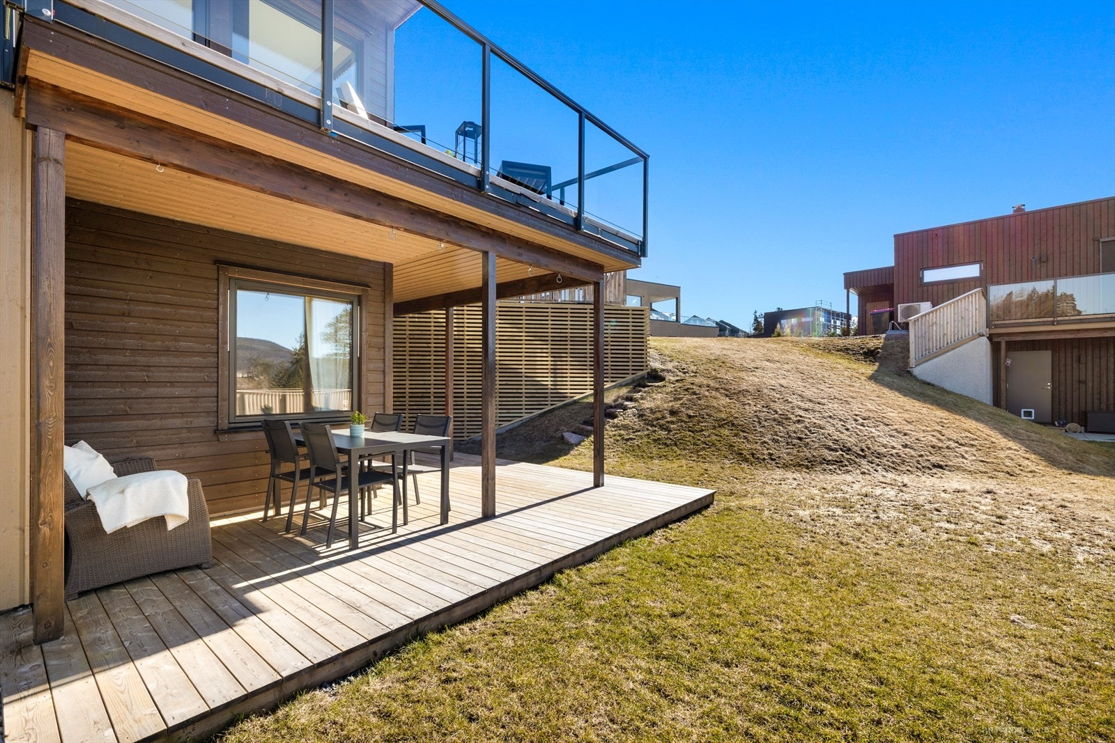 Terrasse og hage også på fremsiden av boligen. Galleribilde