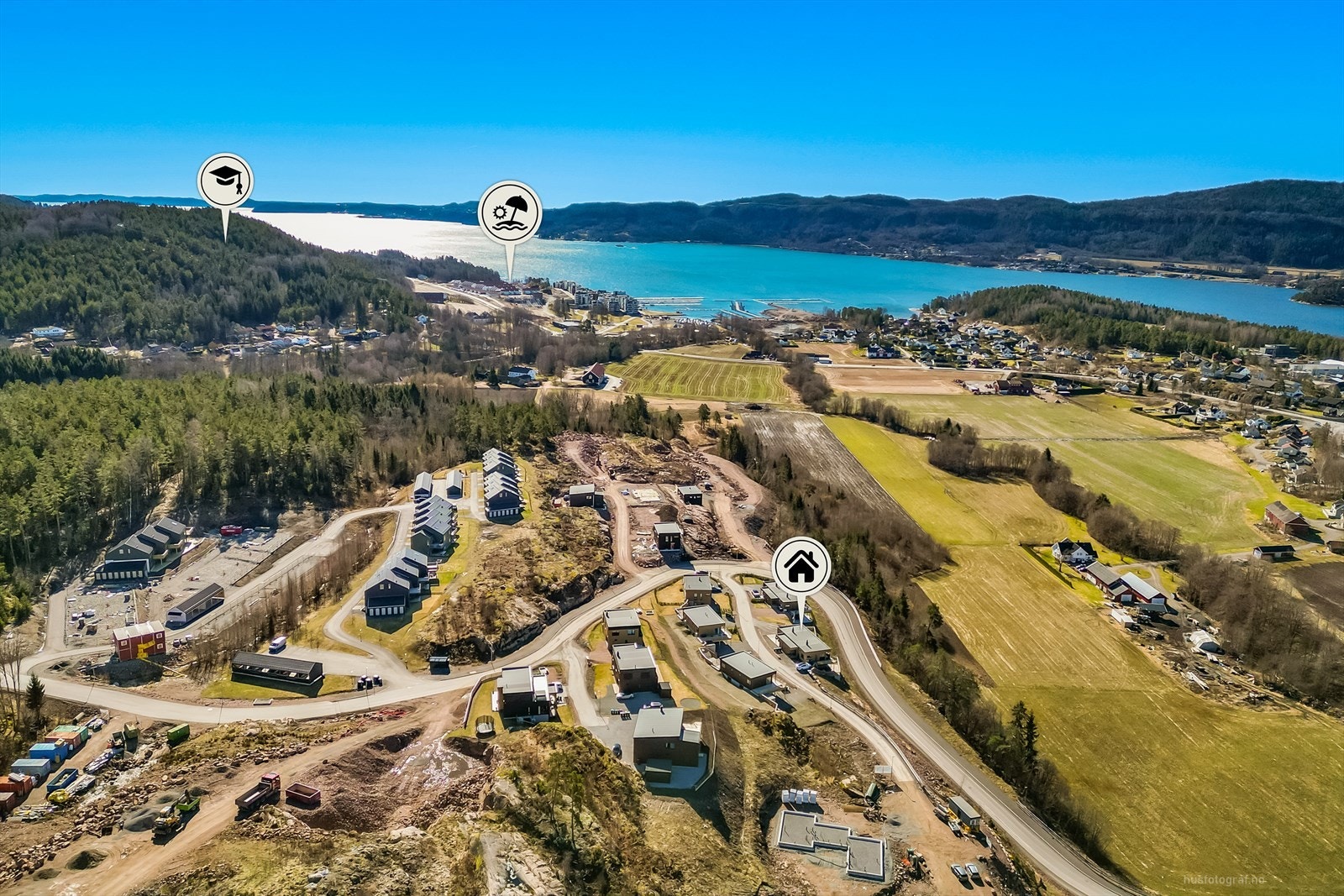Fantastisk beliggenhet med nærhet til skole, strand og natur. Perfekt for familier som ønsker ro og naturskjønn utsikt. Galleribilde