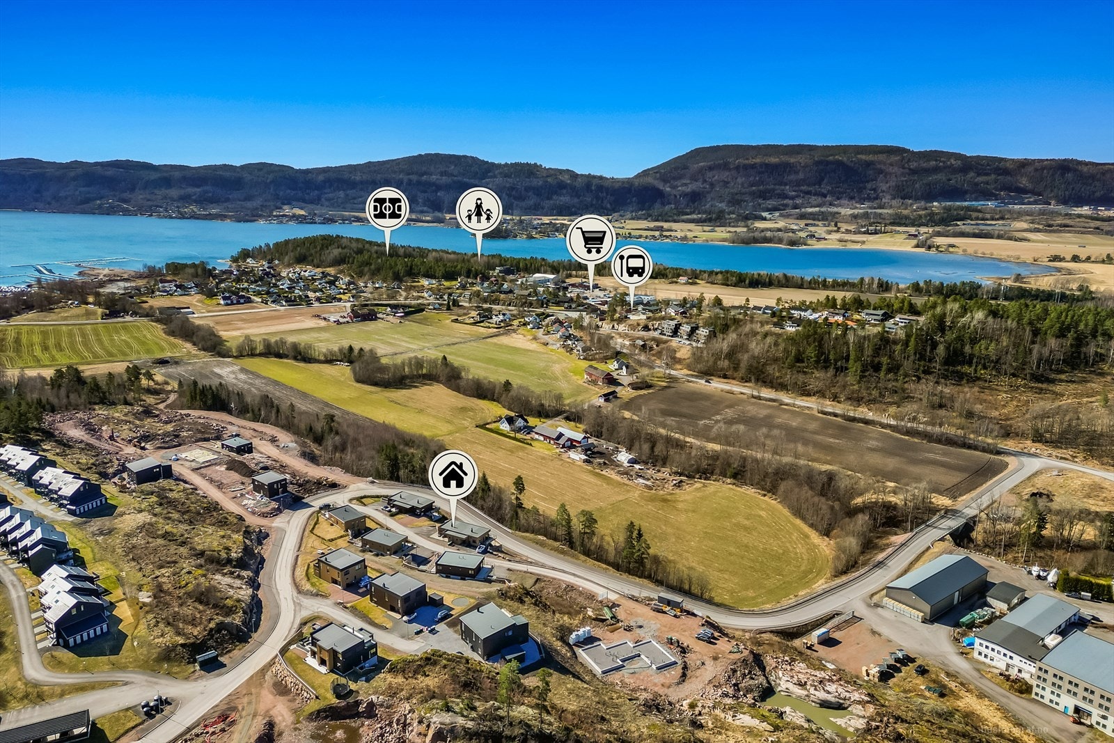 Moderne bolig i naturskjønne omgivelser, nær sjøen. Kort vei til butikker, skole, offentlig transport og fritidsaktiviteter. Perfekt for familier! Galleribilde