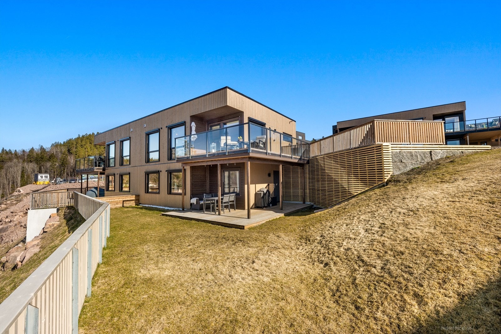 Moderne halvpart med romslig terrasse og flott utsikt. Beliggende i et naturskjønt område, perfekt for friluftsentusiaster. Galleribilde