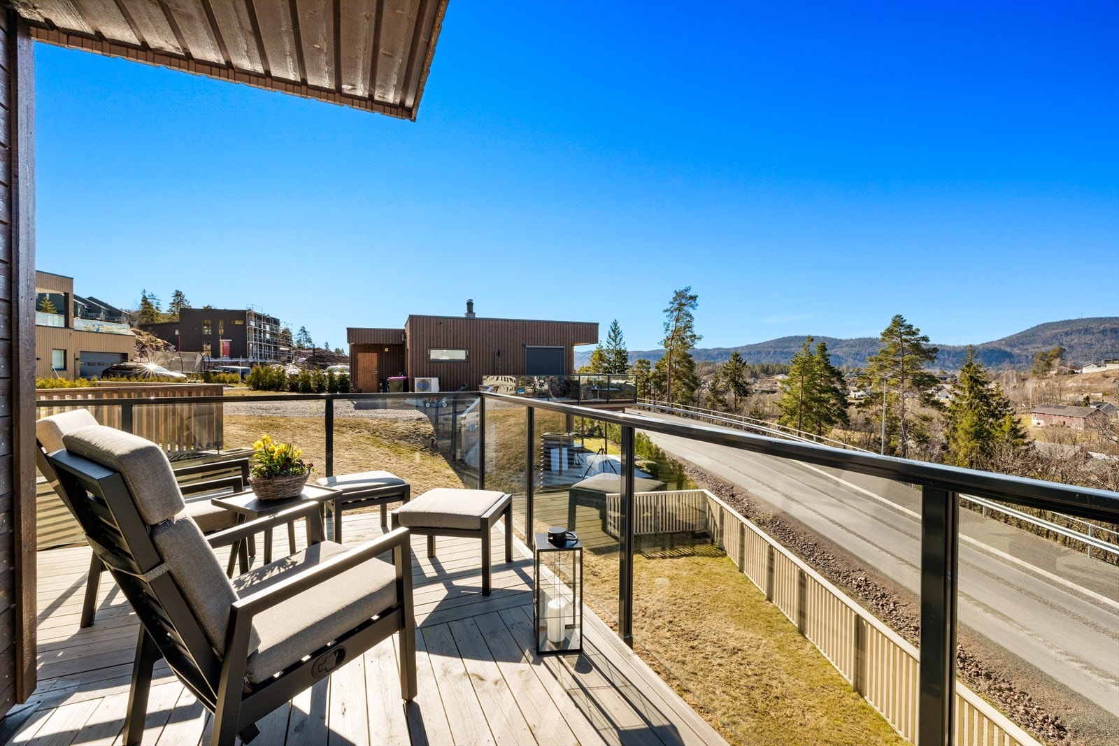 Terrasse med flott utsikt og mye sol. Galleribilde