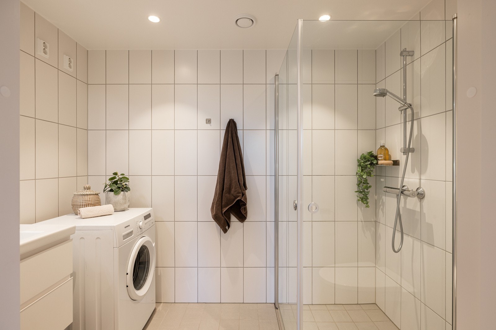 Badet fremstår som delikat og tidsriktig, med flislagte vegger og gulv, samt behagelige elektriske varmekabler i gulvet. Galleribilde