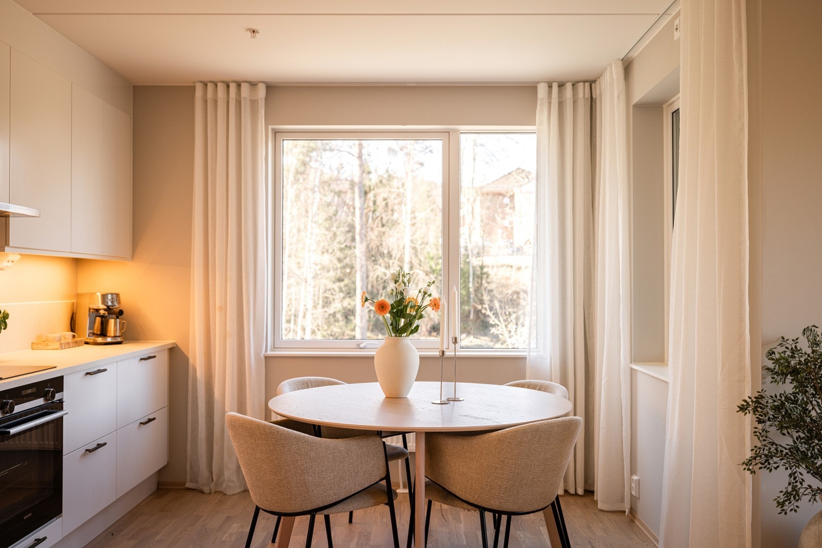 Hyggelig spiseplass for vinduet. Galleribilde
