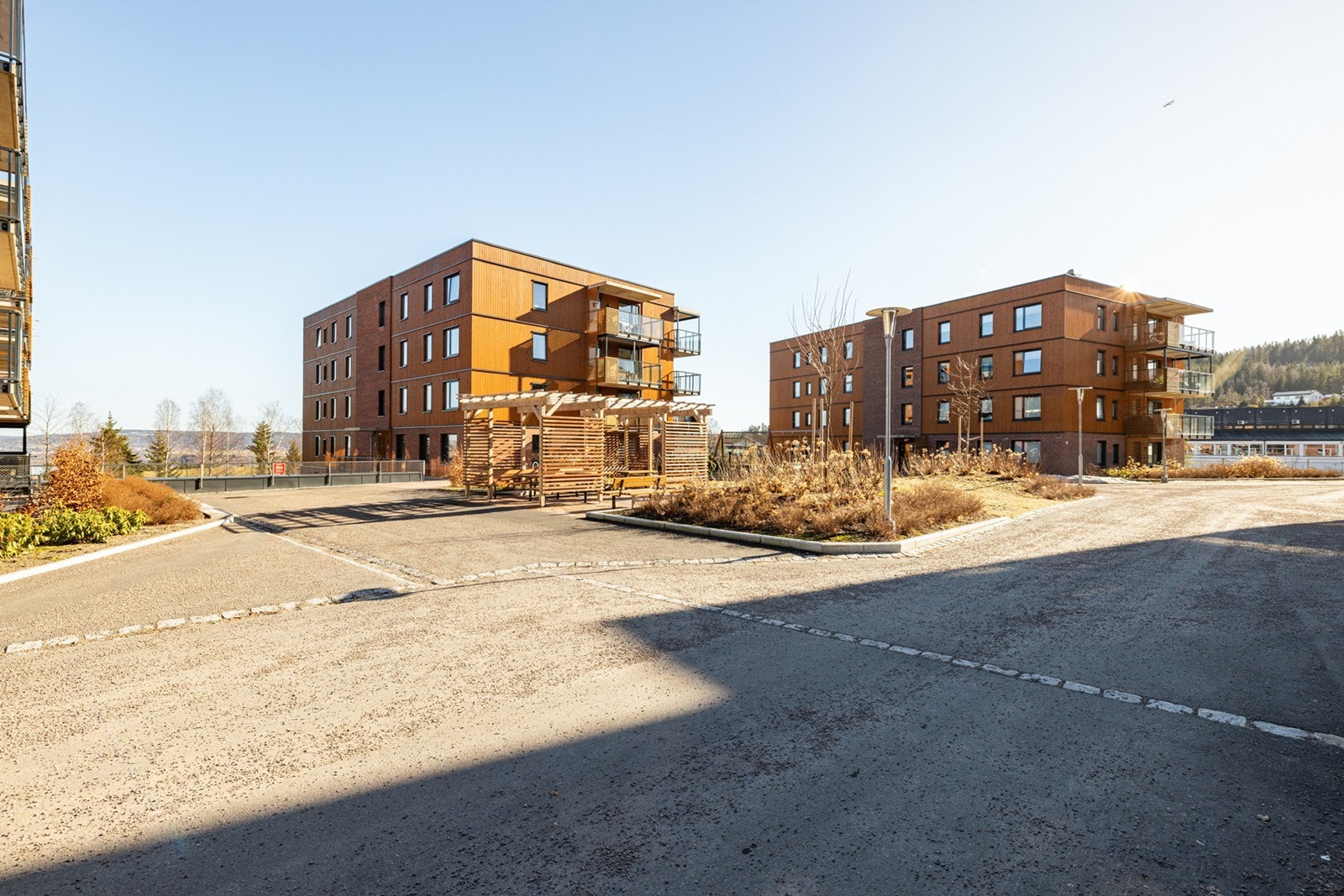 Tomten til sameiet fremstår som moderne og tiltalende som er opparbeidet med asfalterte kjøre- og gangsoner, grøntarealer samt noe naturpregede partier rundt bebyggelsen. Galleribilde