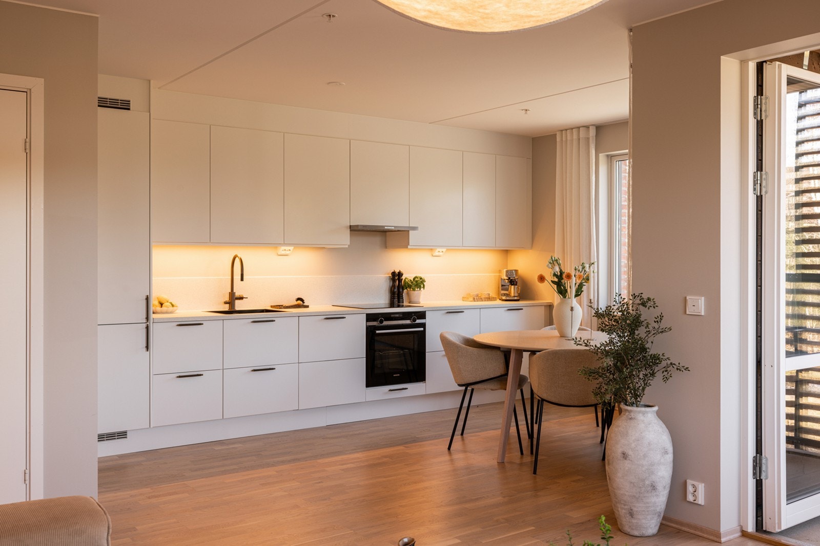Leiligheten har et moderne og tidsriktig kjøkken fra Marbodal, utformet i en åpen og sosial løsning mot stuen. Galleribilde