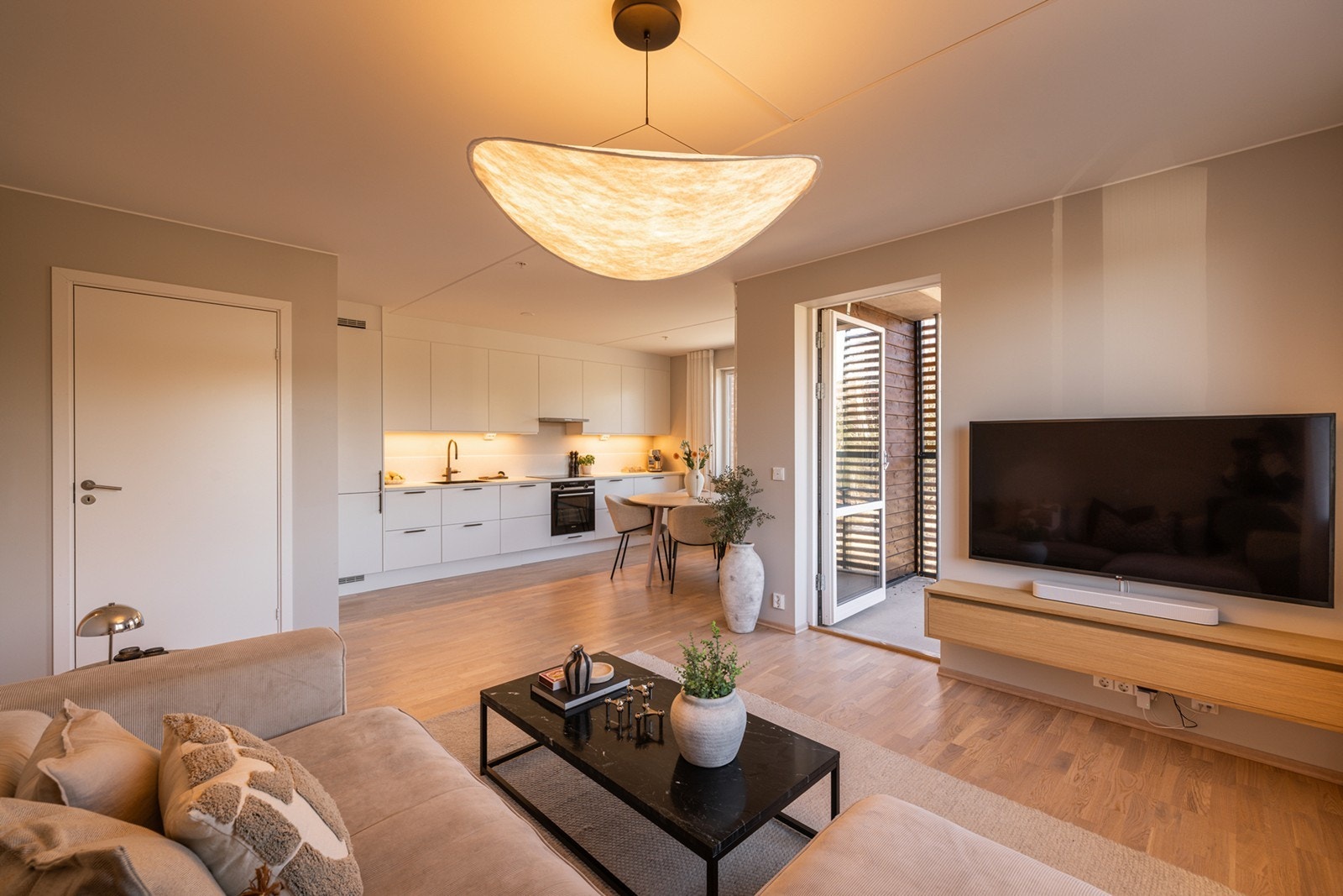 Stuen fremstår som lys og innbydende, med store vindusflater som slipper inn rikelig med naturlig lys og gir en behagelig romfølelse. Galleribilde