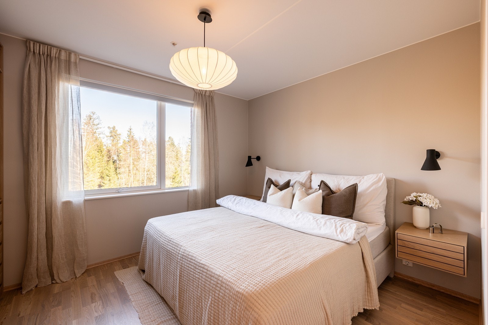 Hovedsoverommet fremstår som lyst og innbydende med nøytrale fargevalg og store vindusflater som slipper inn rikelig med naturlig lys. Galleribilde