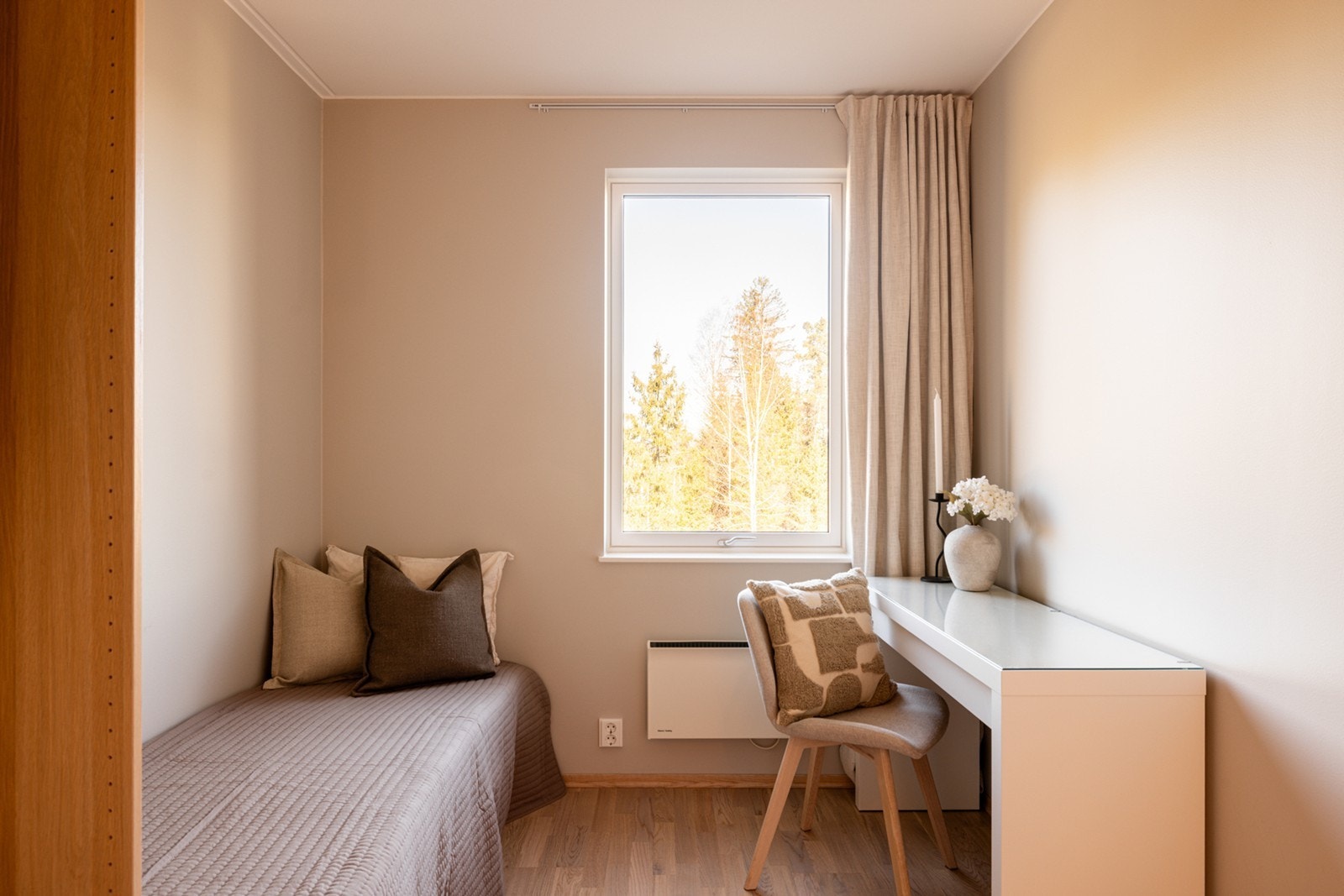 Soverommet er lyst og funksjonelt med gode bruksmuligheter. Galleribilde