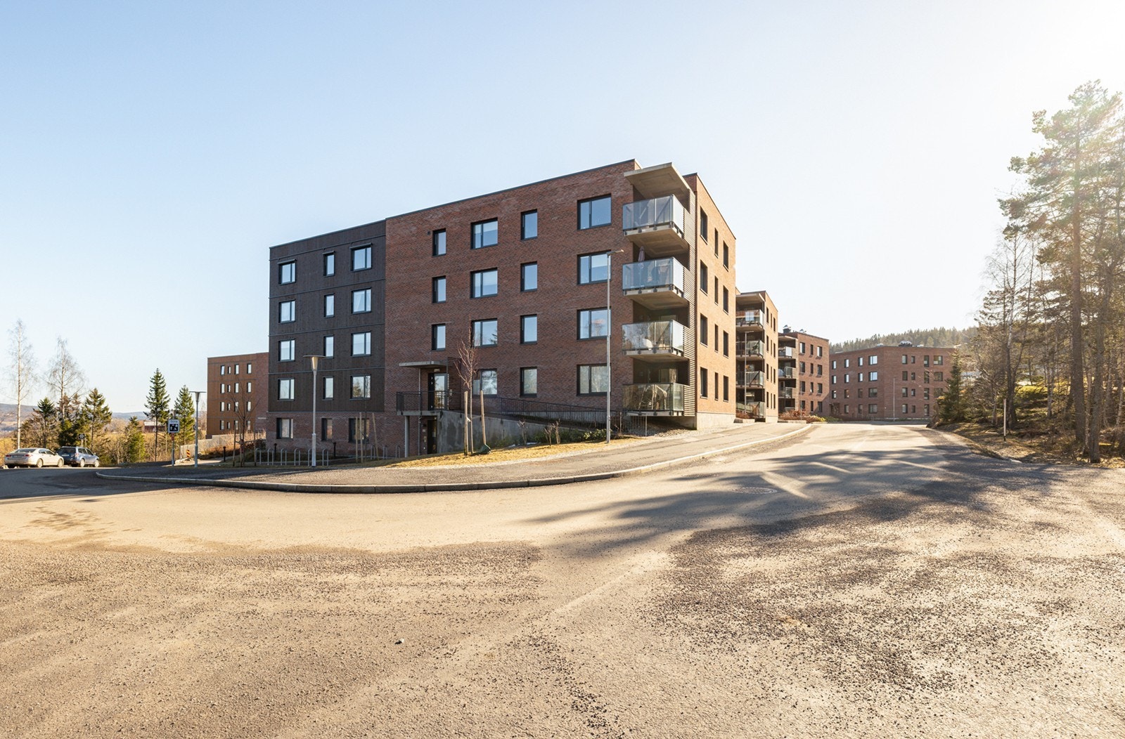 Boligen har en sentral beliggenhet rett ved Marikollen Torg og idrettspark. Her får du naturen tett på, samtidig som du har gangavstand til butikker, spisesteder og bussholdeplass. Galleribilde