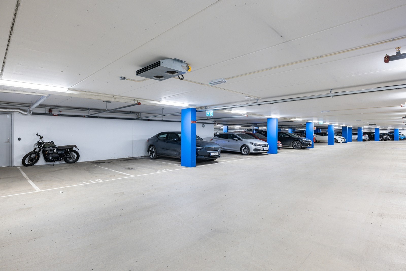 Garasjeplass medfølger i felles garasjeanlegg. Galleribilde