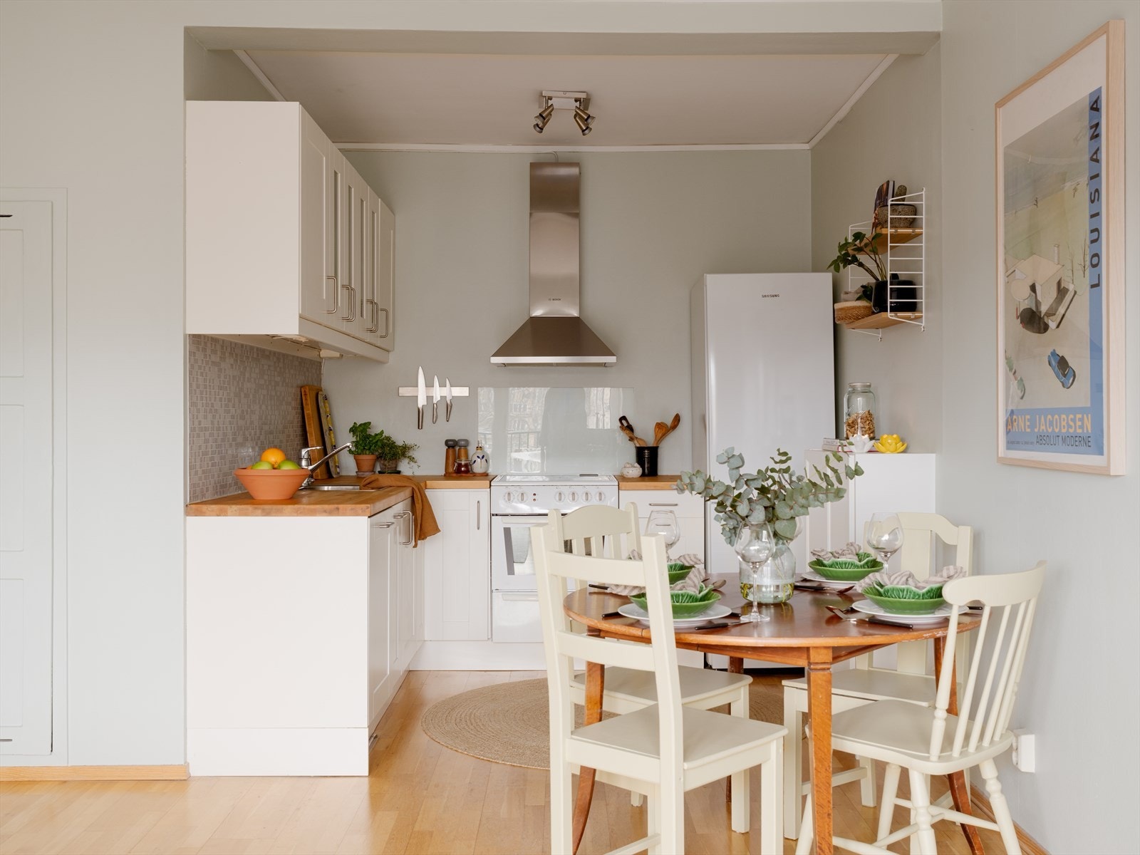 Kjøkkeninnredning fra Ikea med benkeplate i heltre og plass til en hyggelig spiseplass. Galleribilde