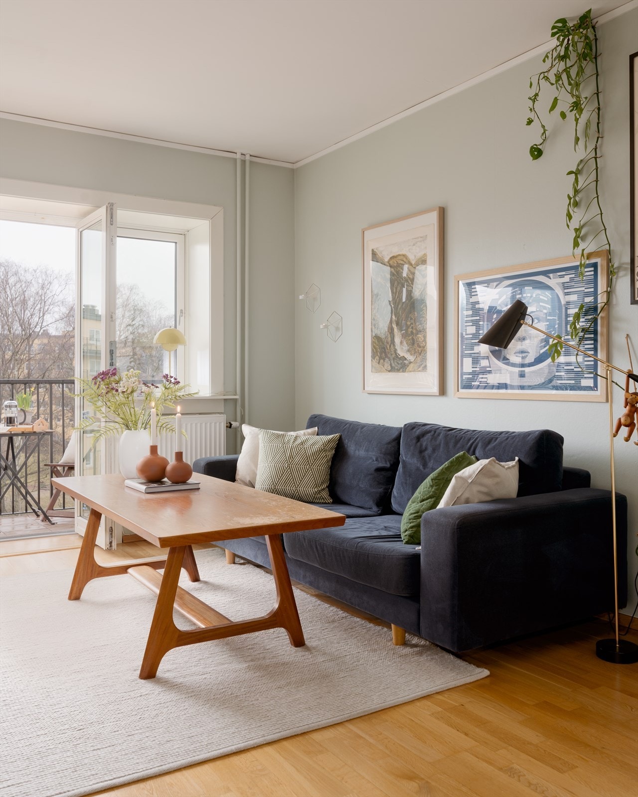 Stuen er lett å møblere med plass til både sofagruppe og TV-løsning. Galleribilde