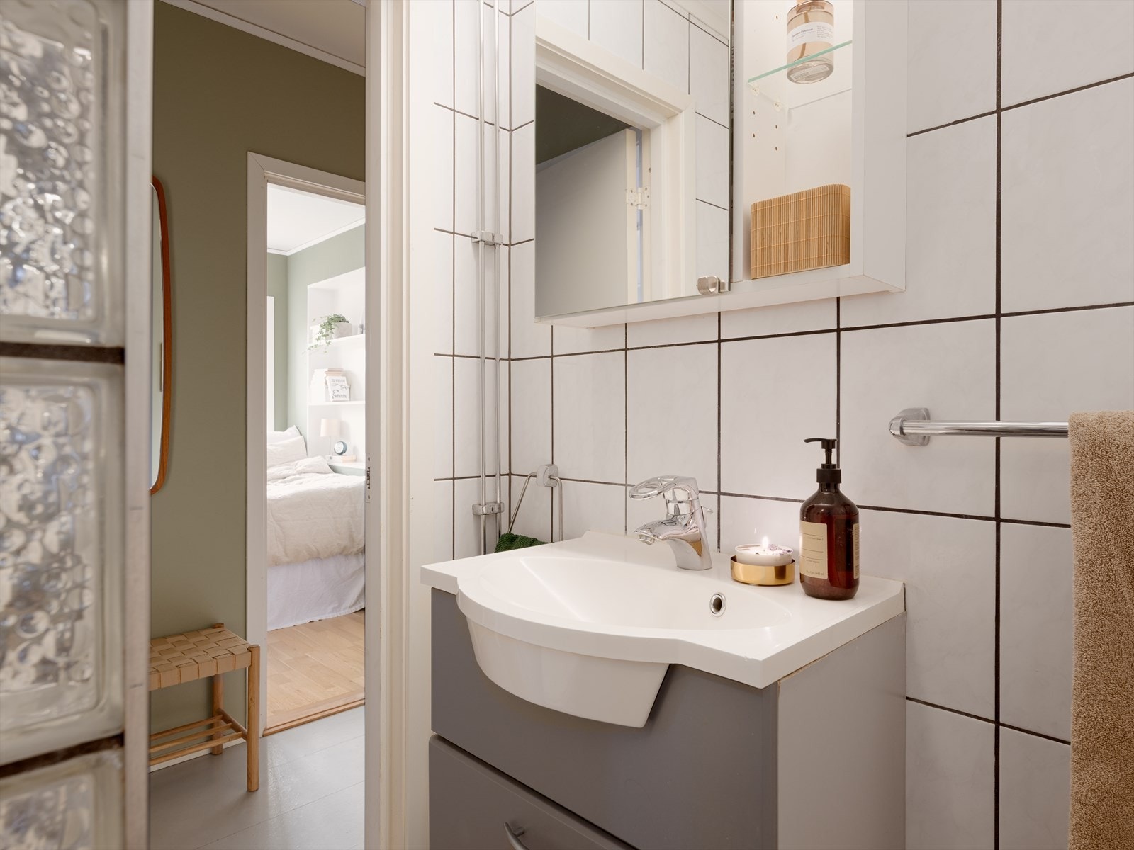 Over servanten er det montert et praktisk speilskap. Galleribilde