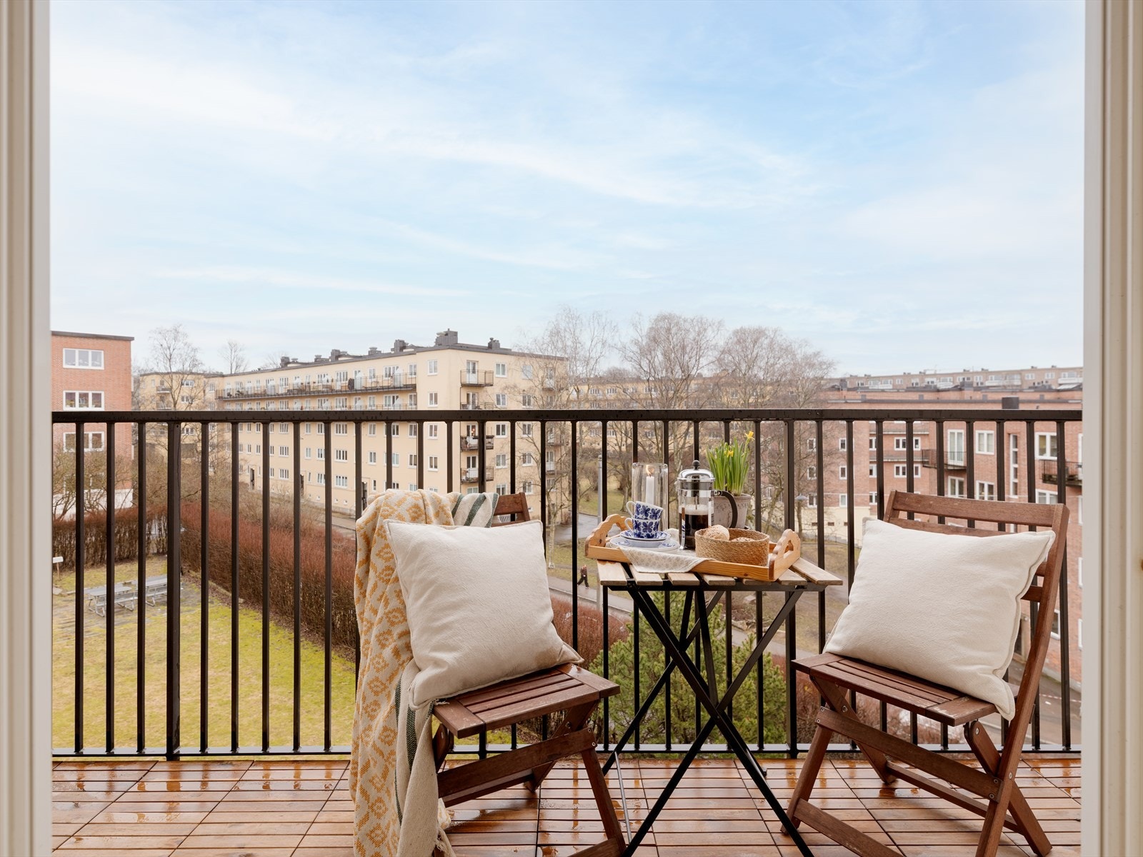 Her kan morgenkaffen nytes med utsyn over borettslagets grøntområder. Galleribilde